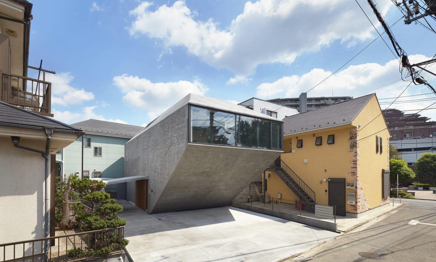 Nishitokyo House Stands Sturdy like A Huge Rock Mound
