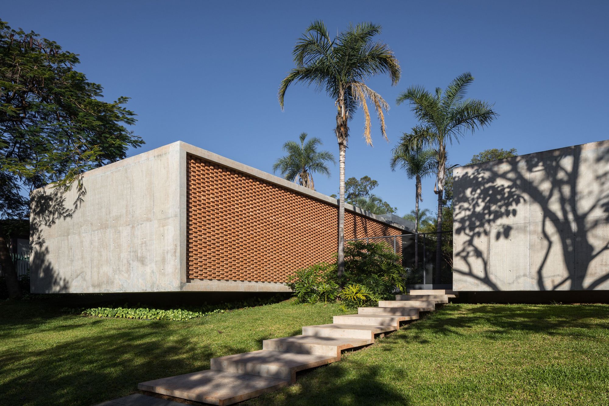 BLOCO Arquitetos Creates The “U” Shaped House Called Colina