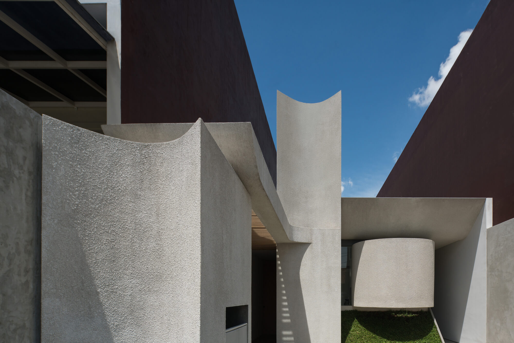 ‘Solid’ but ‘Liquid’ House by Isso Architects