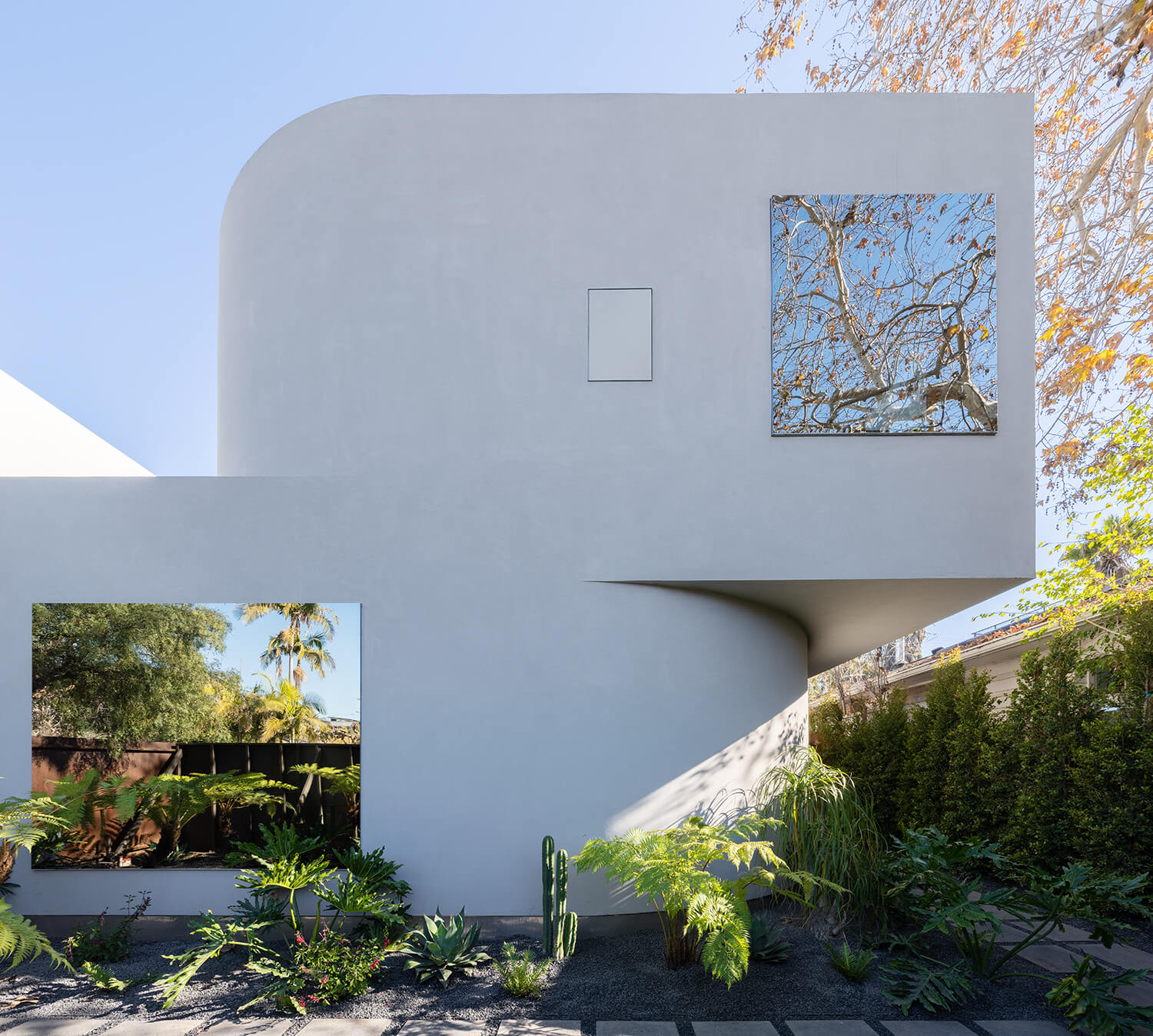 Venetian Style “Bento Box” House by Pentagon