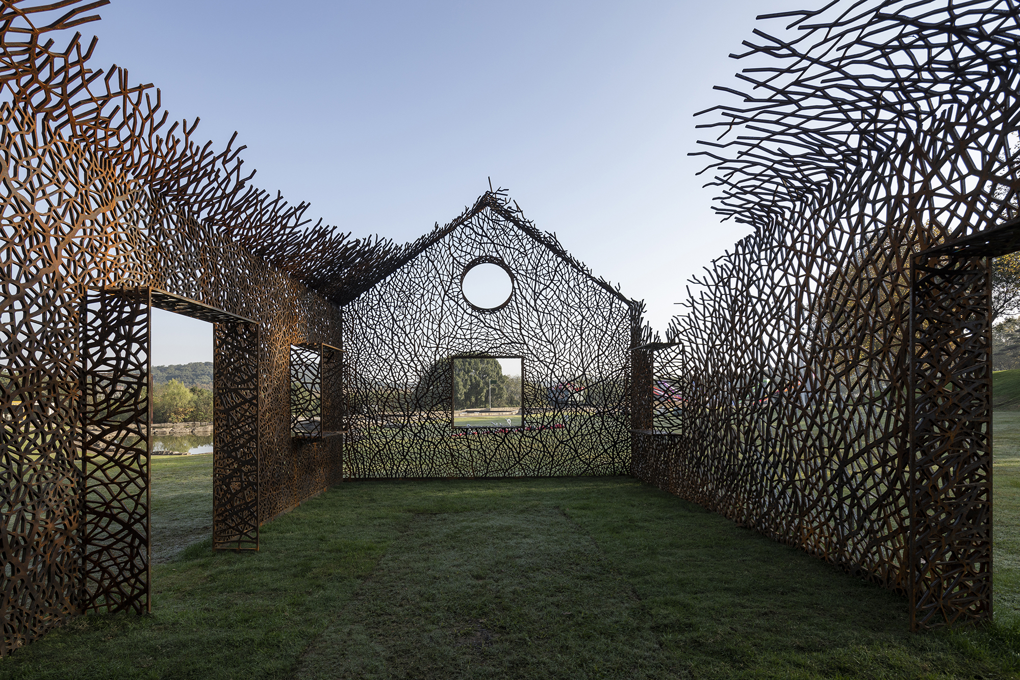 The Vanished House Invites to Remember Things that Lived in the Past