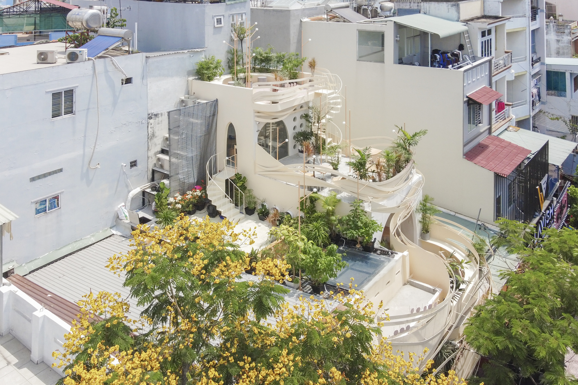 Red5studio Designed a “Bird’s Nest” in the Heart of Saigon City