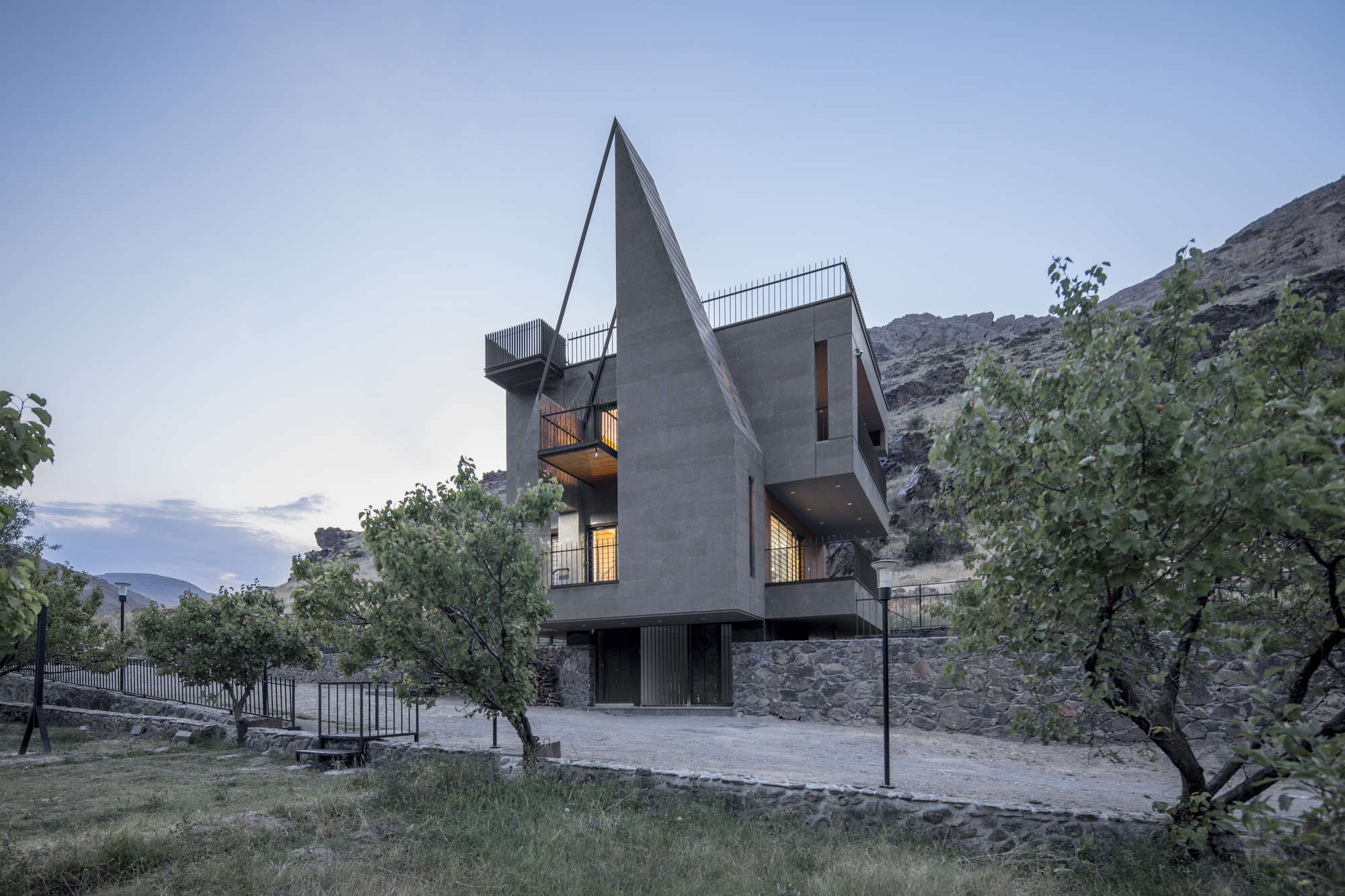 Gray Villa: Architecture Representation of Rocky Mountains