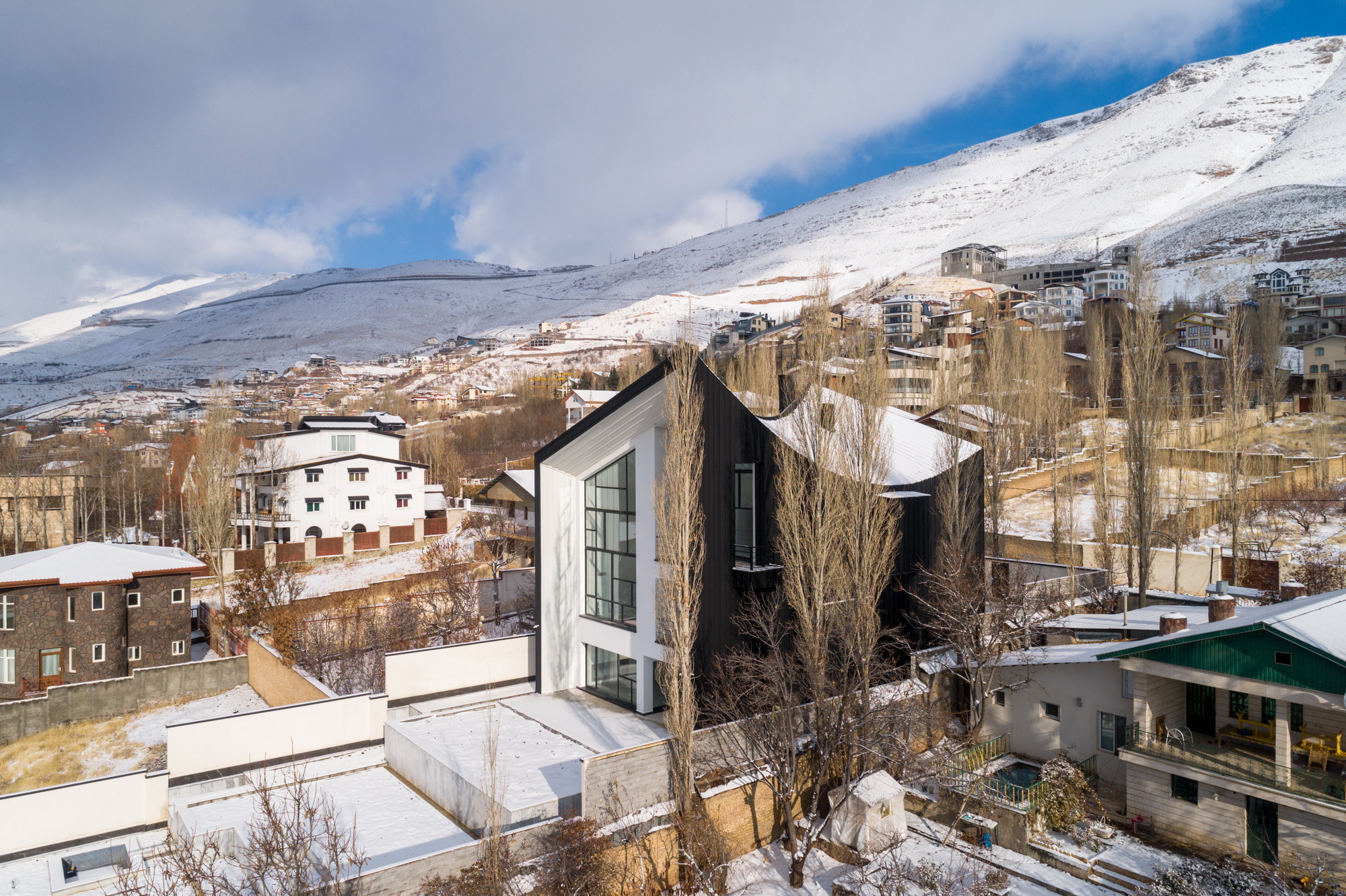 ChaharGah House: Monochrome House Divided Into Four Sequences