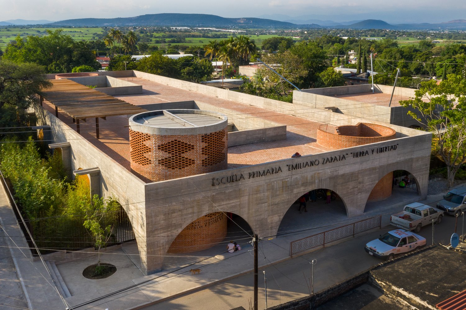 Building New Strengths After the Shaky Past Incident is the Vision of Alberto Kalach's Zapata School