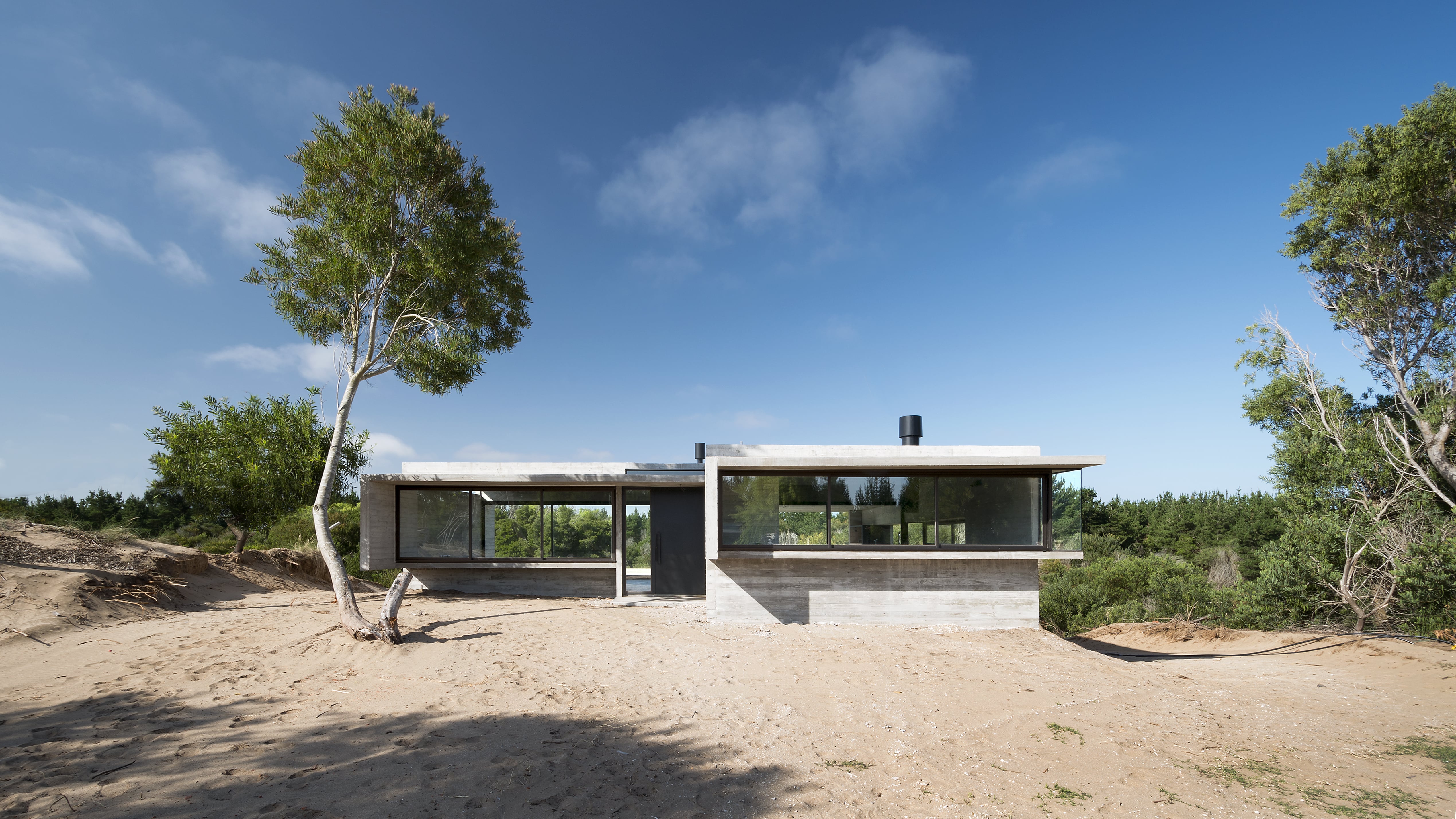 House in The Dune : a Smooth Integration to the Environment