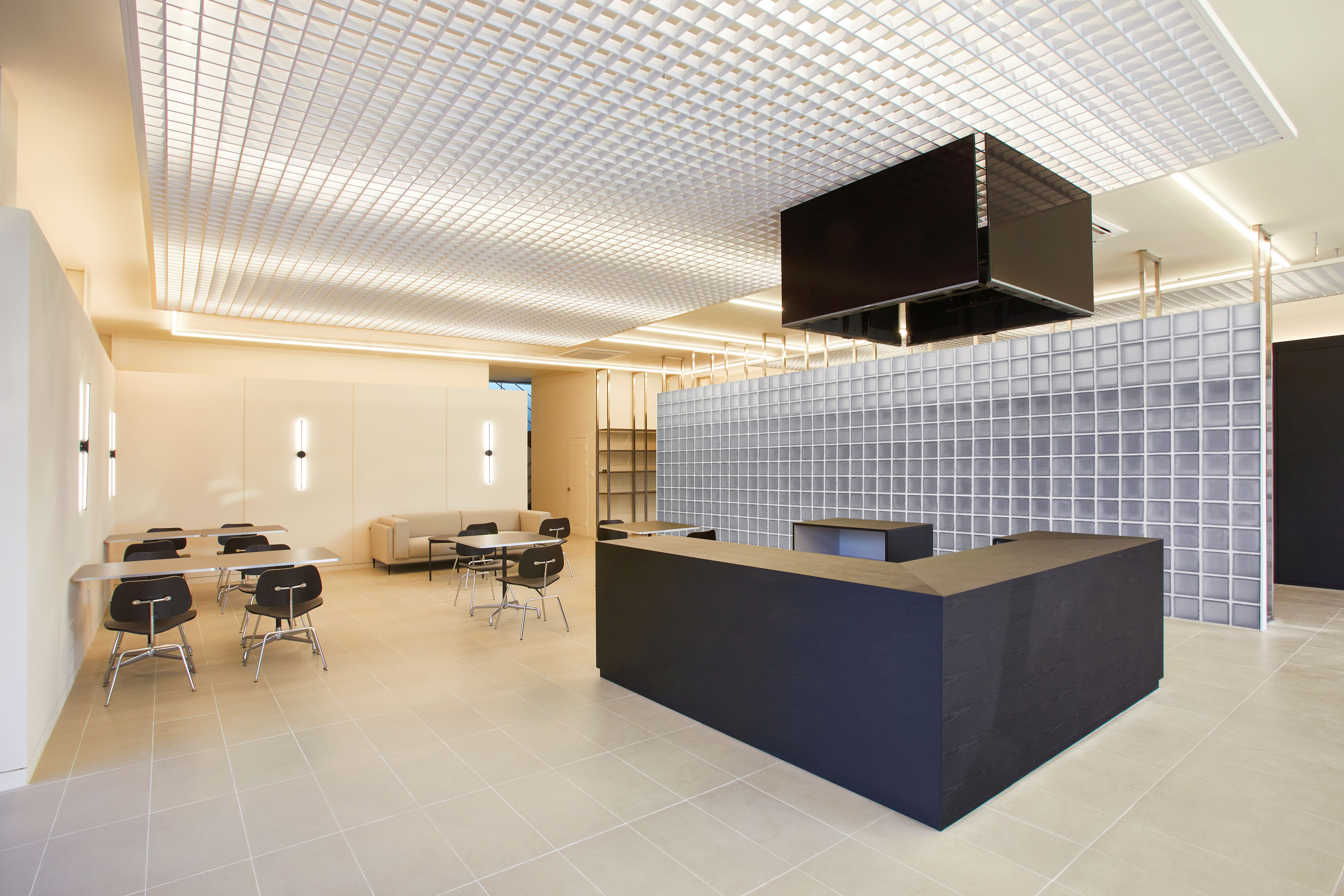 Car Wash x Café Design Oriented toward Customers Comfort