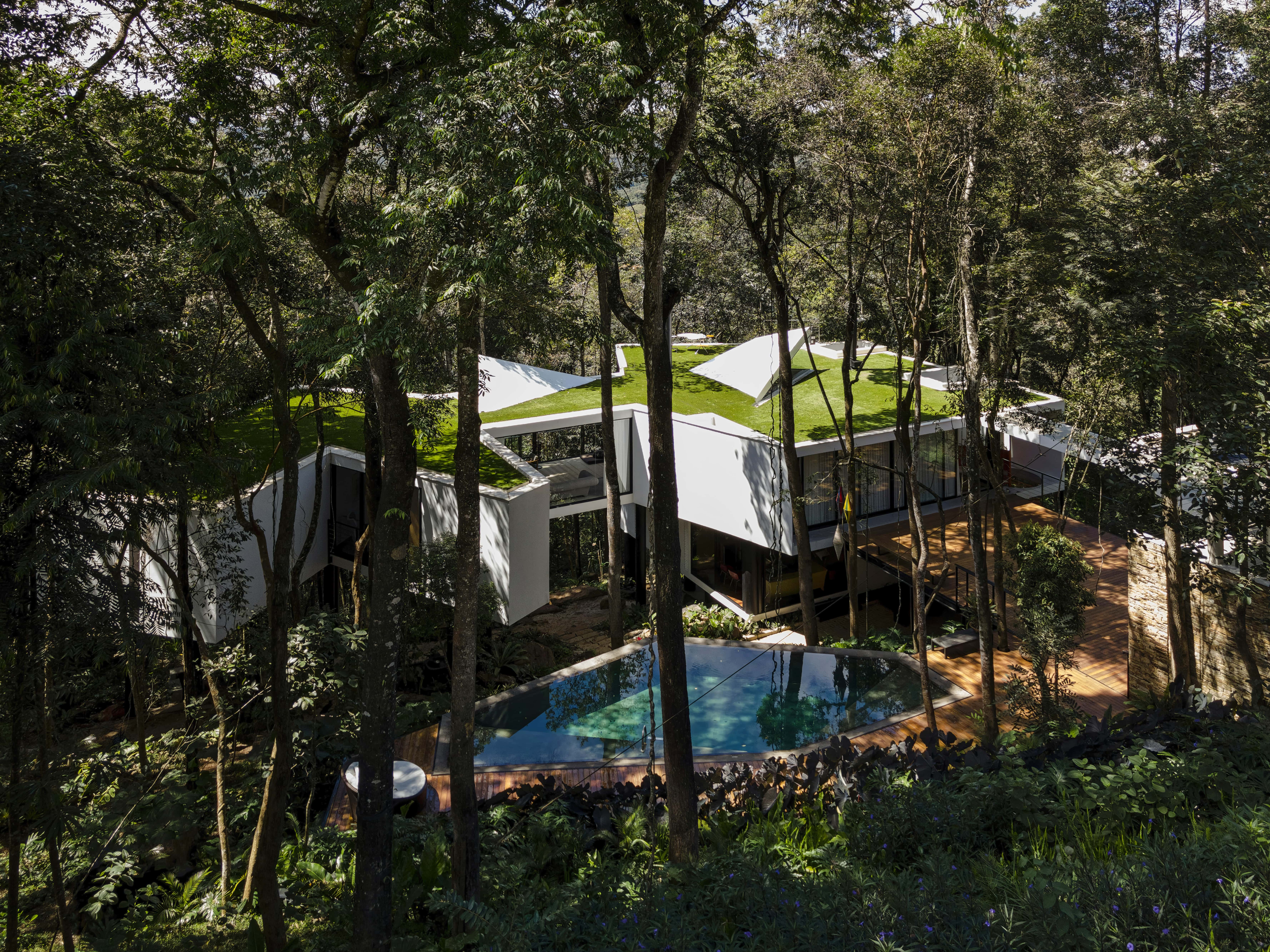 Casa Açucena : A White Flower in the Middle of A Forest