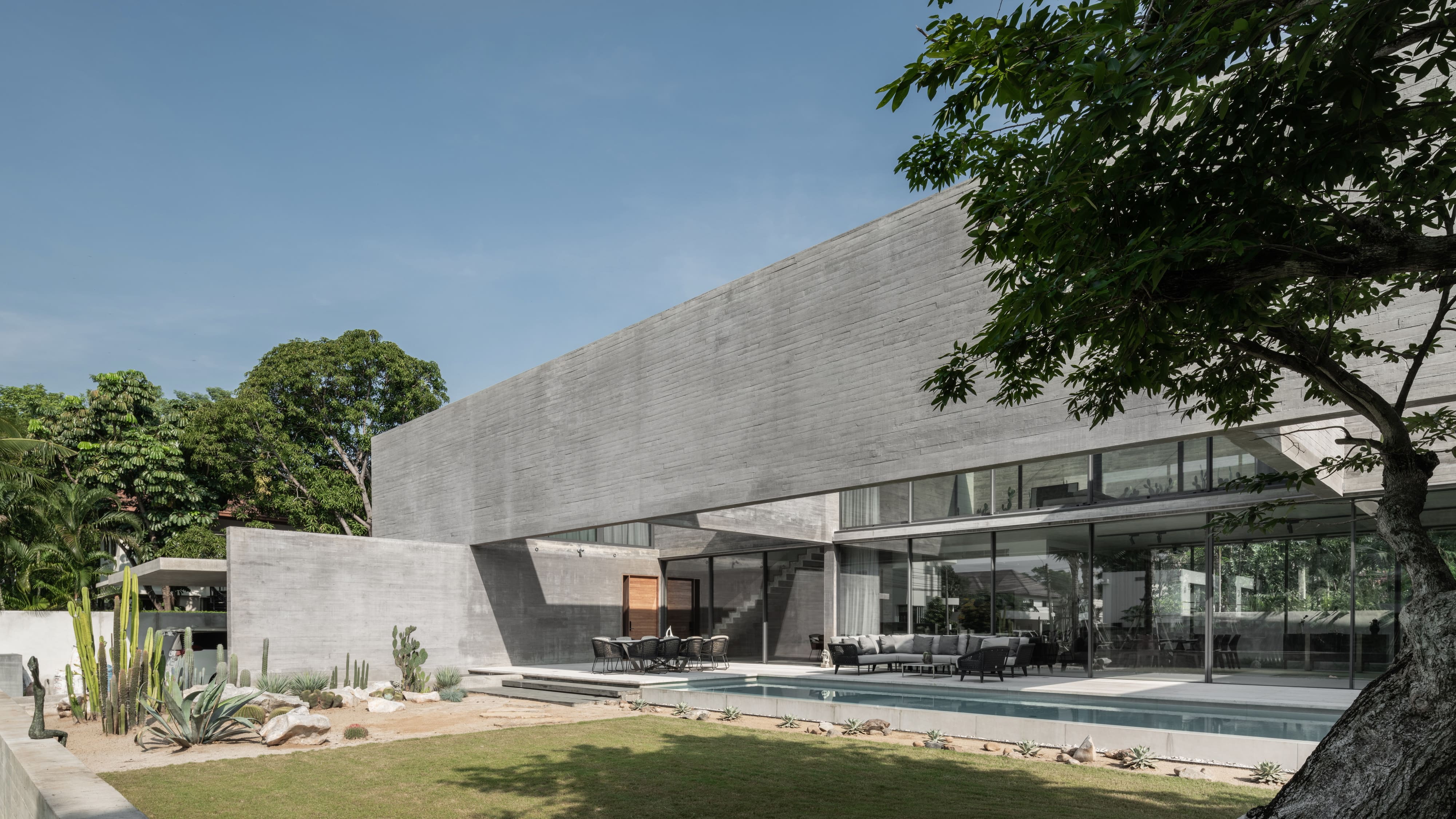 Casa de Alisa: The Radiant Beauty of Exposed Concrete