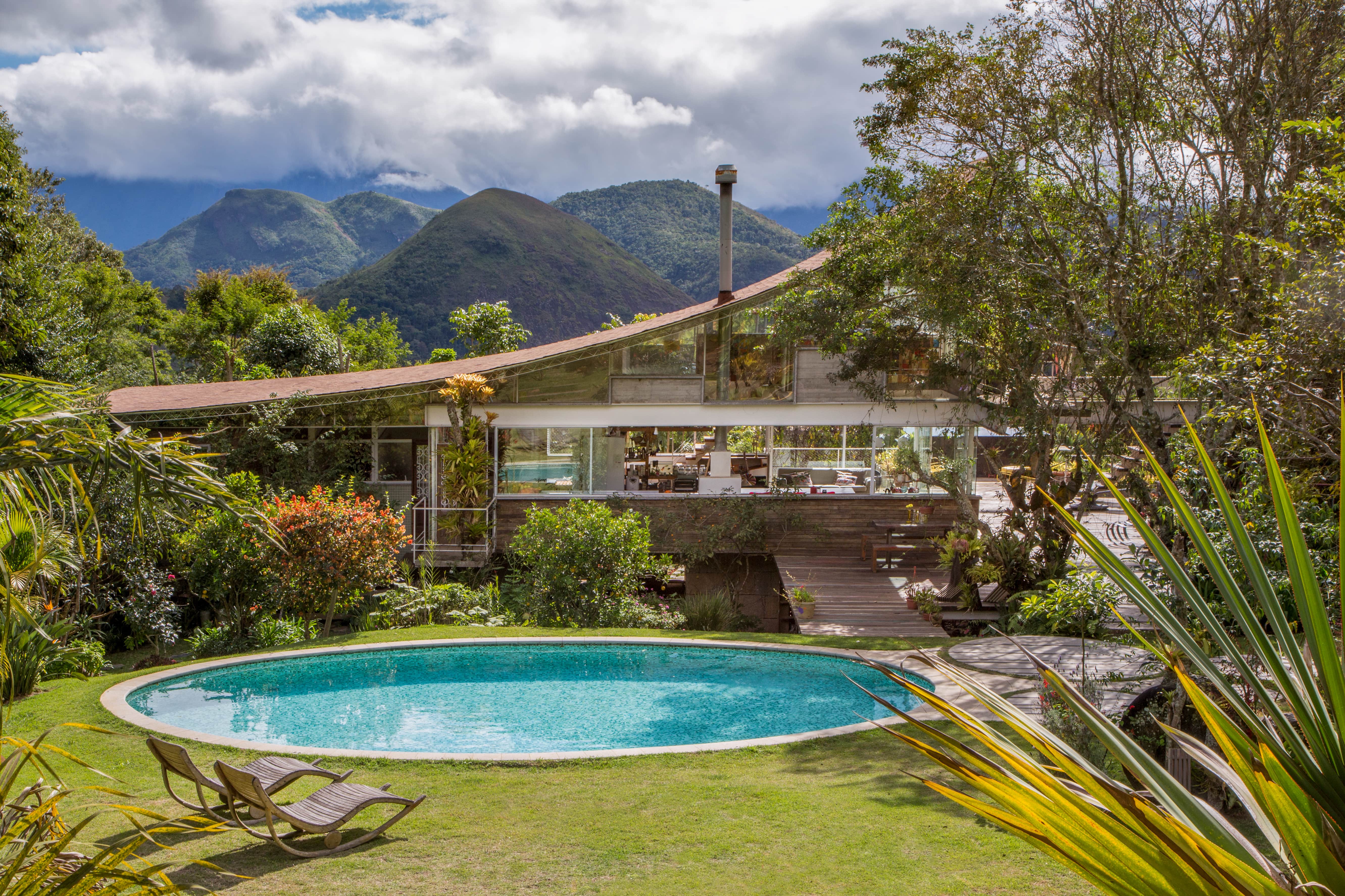 Curved Roof Charm: Casa em Samambaia and Its Nature Openness