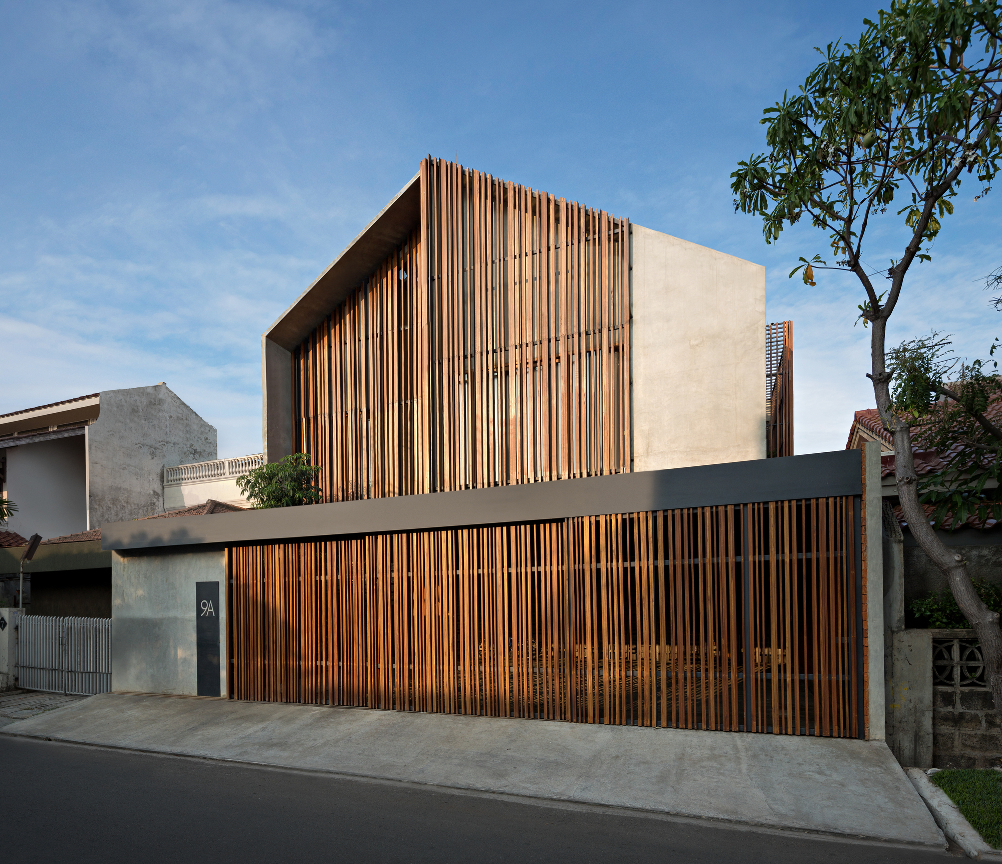 Dynamic Diversity of Simple Materials in Concrete House Interiors