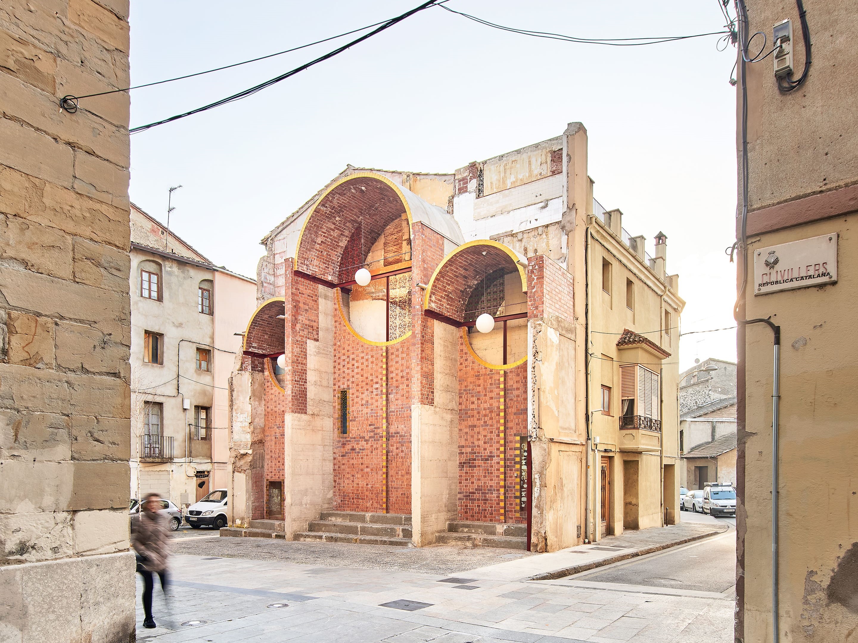 Can Sau. Emergency Scenery: Restoration of Space in ruins