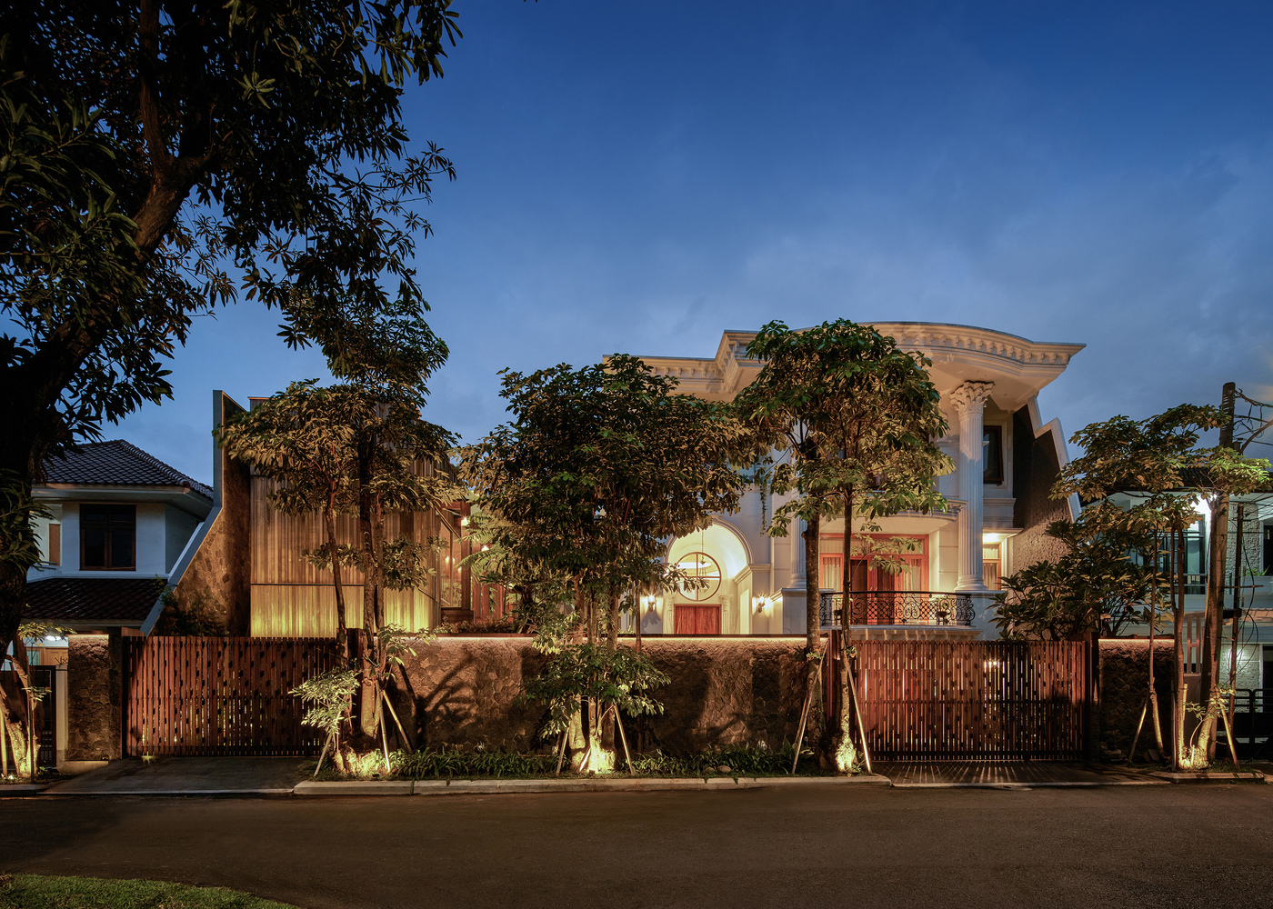 Harmony in Contrast: Wood & White House by RCAB Studio