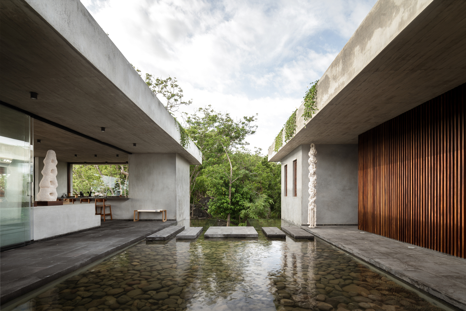 Casa Mateo: Harmonizing with Nature's Presence
