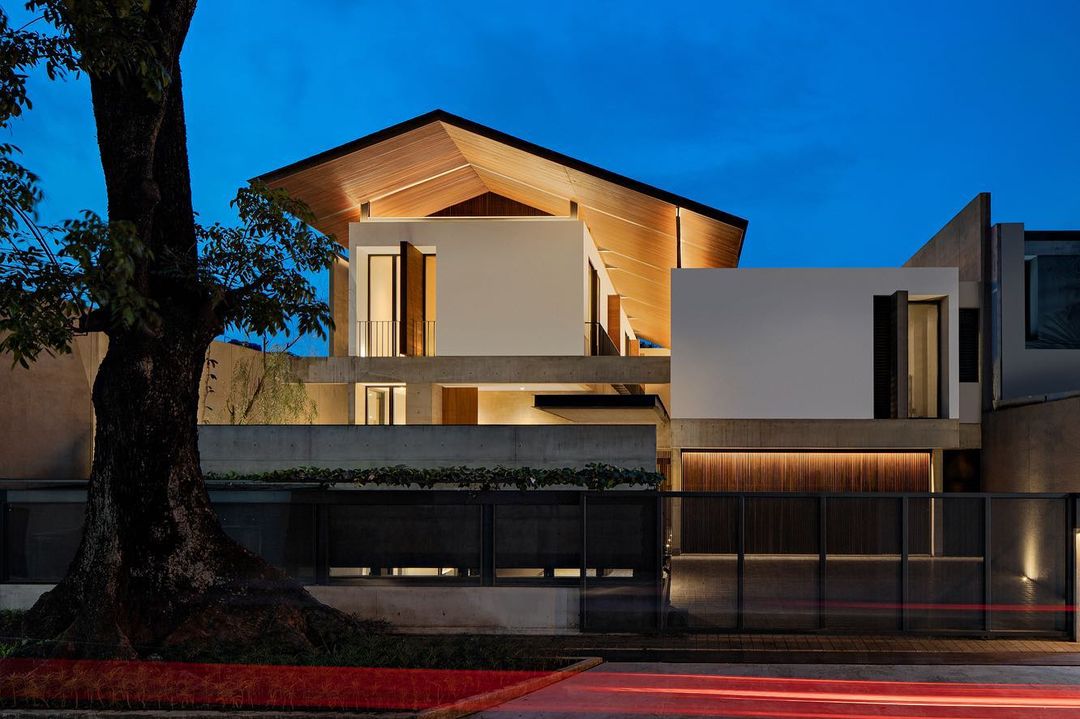 Hideout House, A Calm Living Space Behind The High Wall