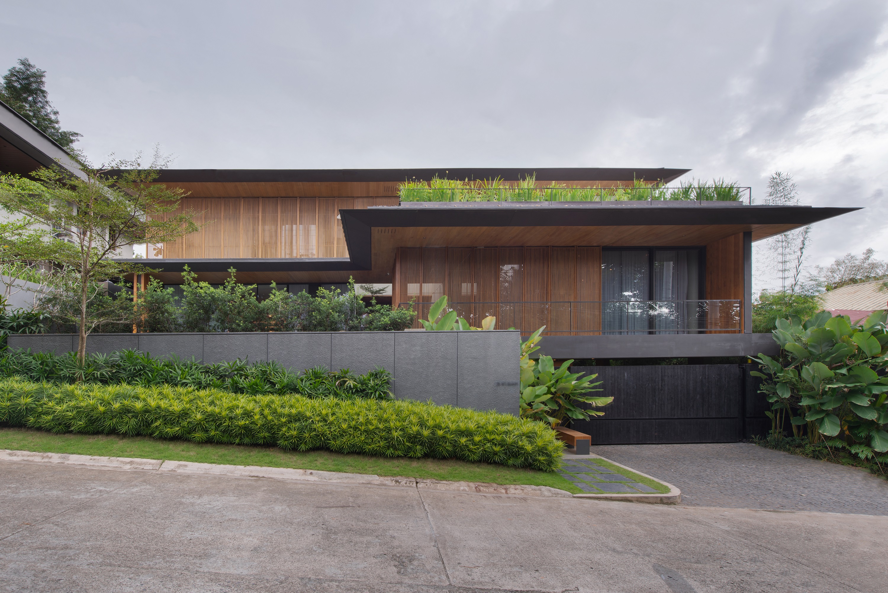 Screen House by PXP Design Workshop, A House in The Sloping Area