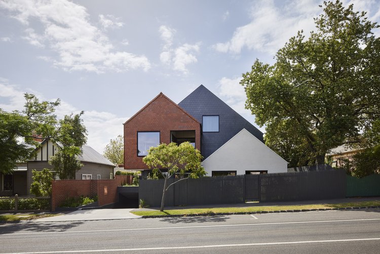 A Blend of Textual and Sustainable in Slate House Design