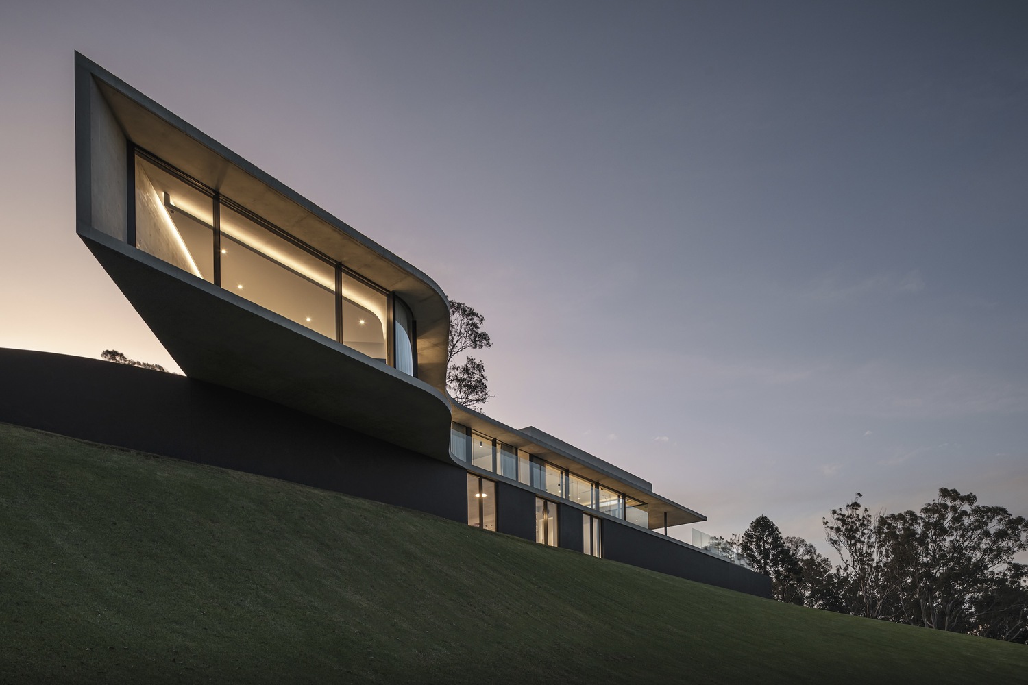 Cliffhanger House in Toowoomba: A Seamless Integration with Nature