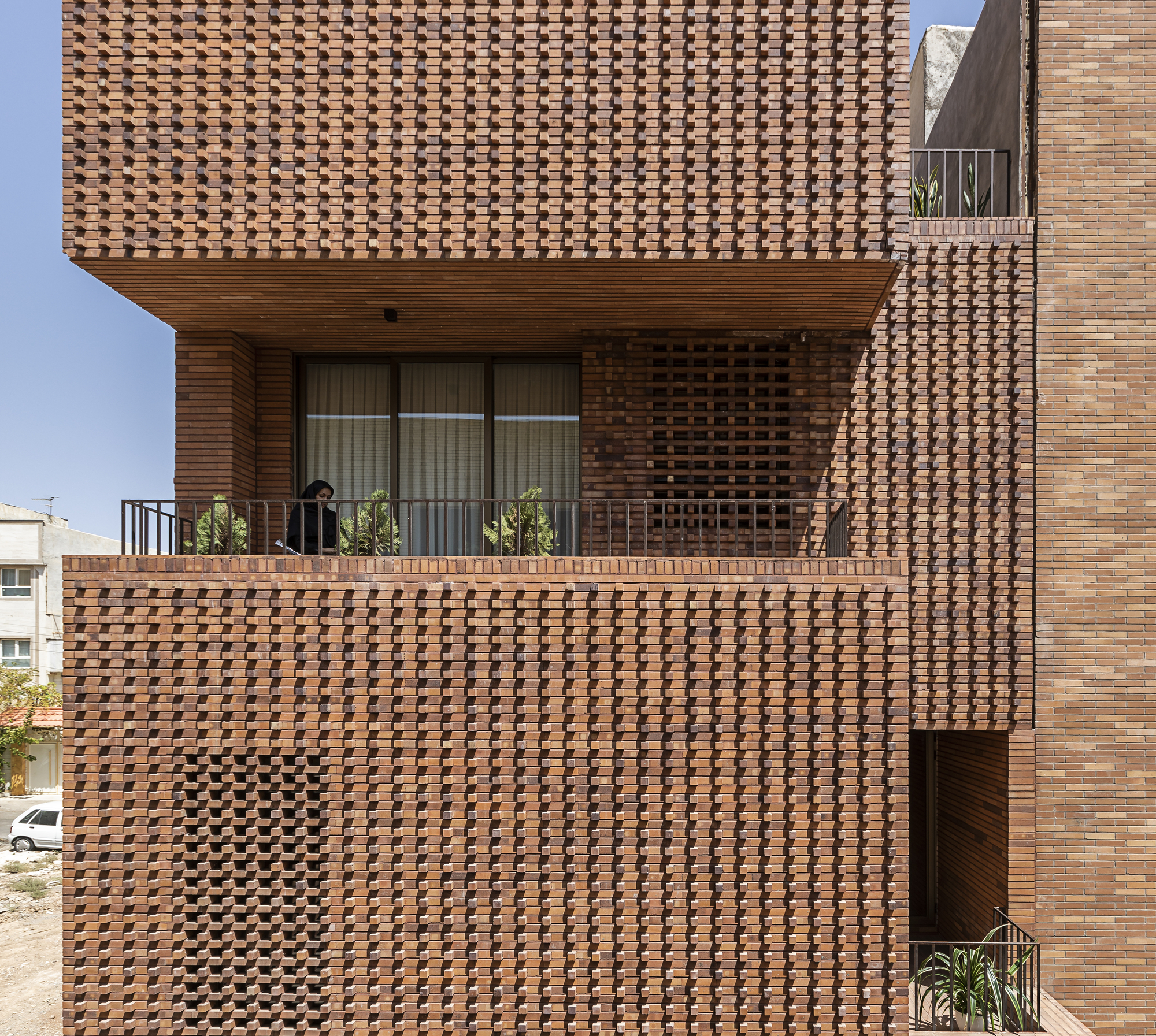 The Alley House Balances Privacy and Connection with the Surroundings