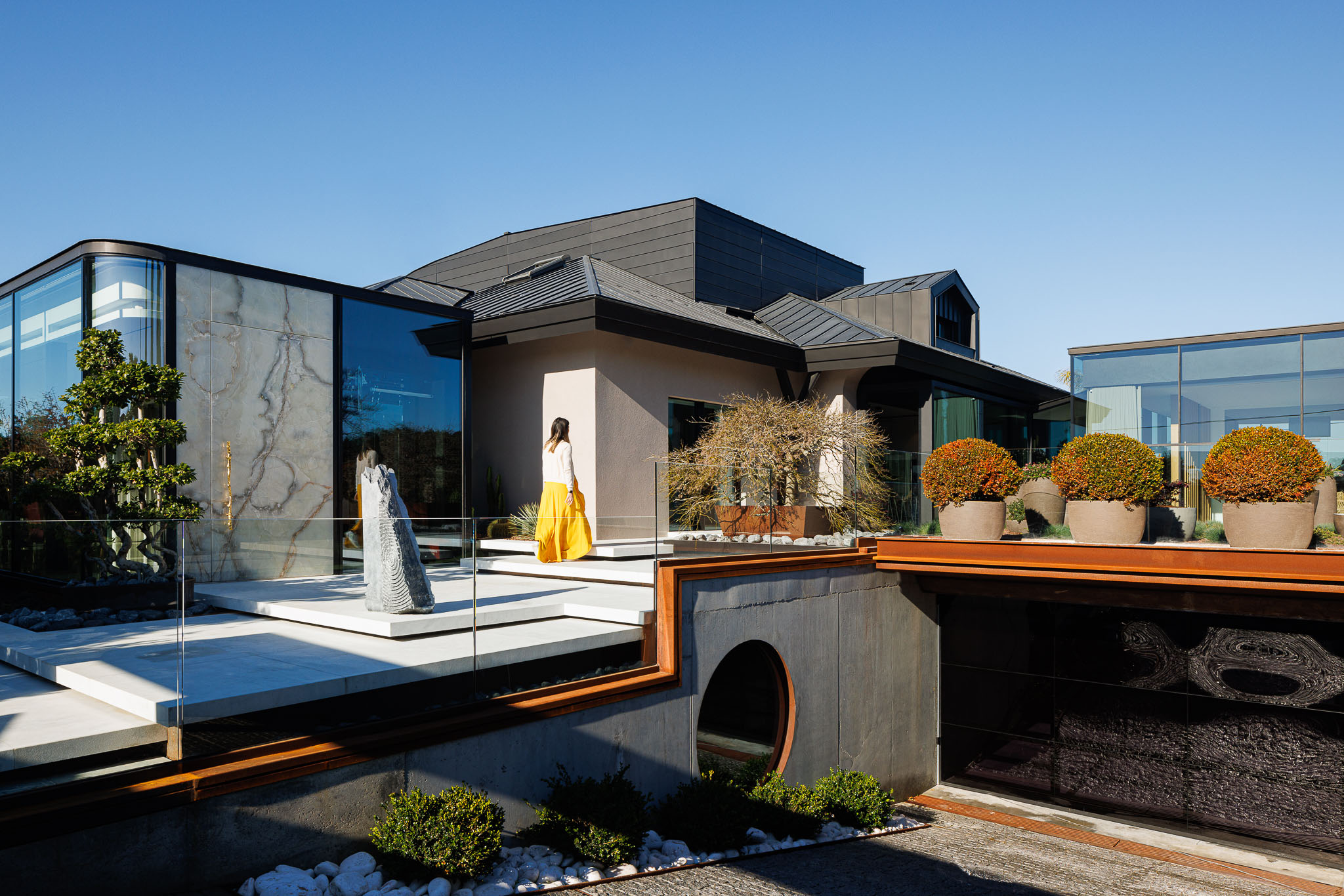 A Tranquil House amidst Verdant Gardens Full of Aromatic Scents