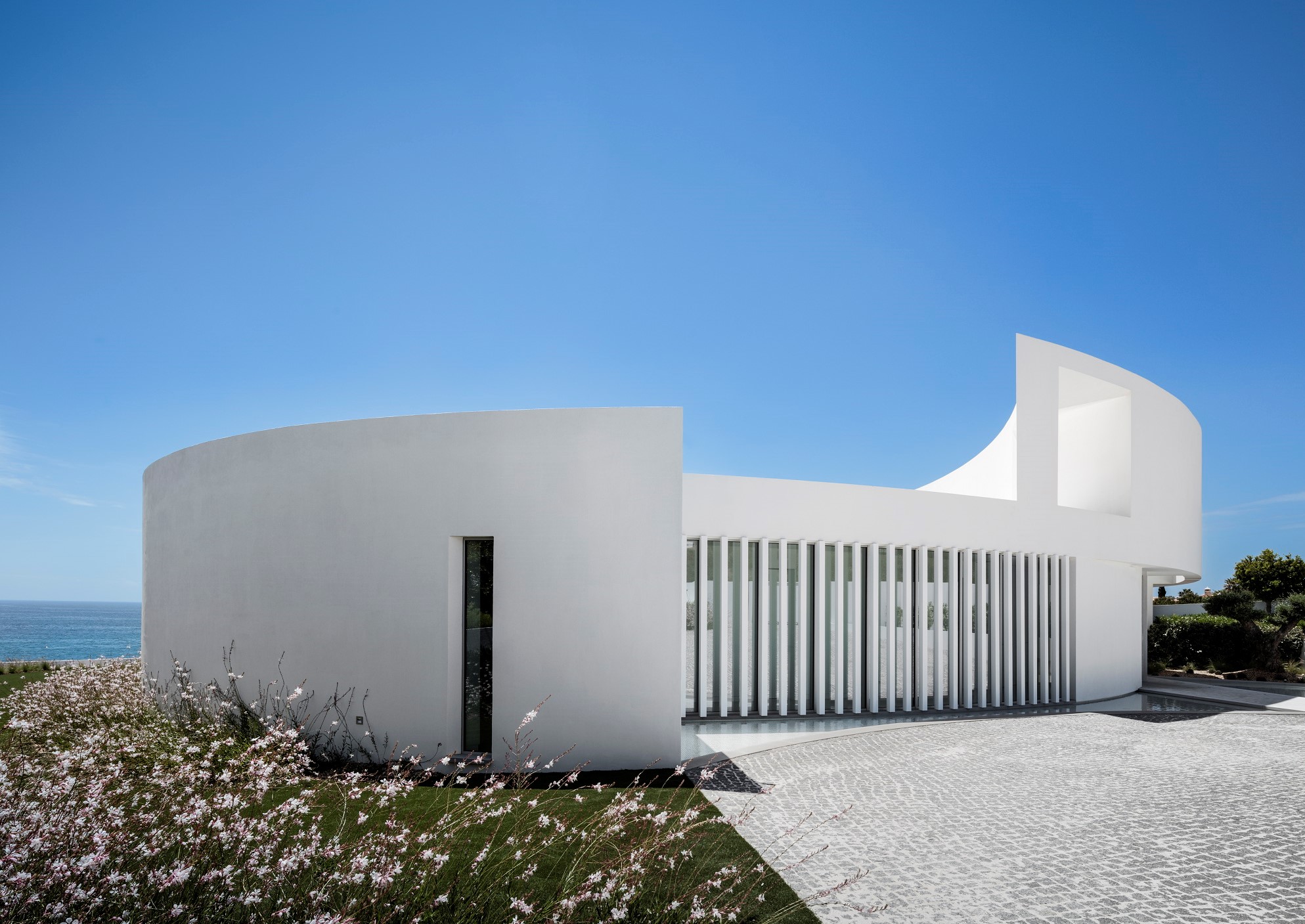 Casa Elíptica Adopts Geometrical Harmony to Dance with Nature