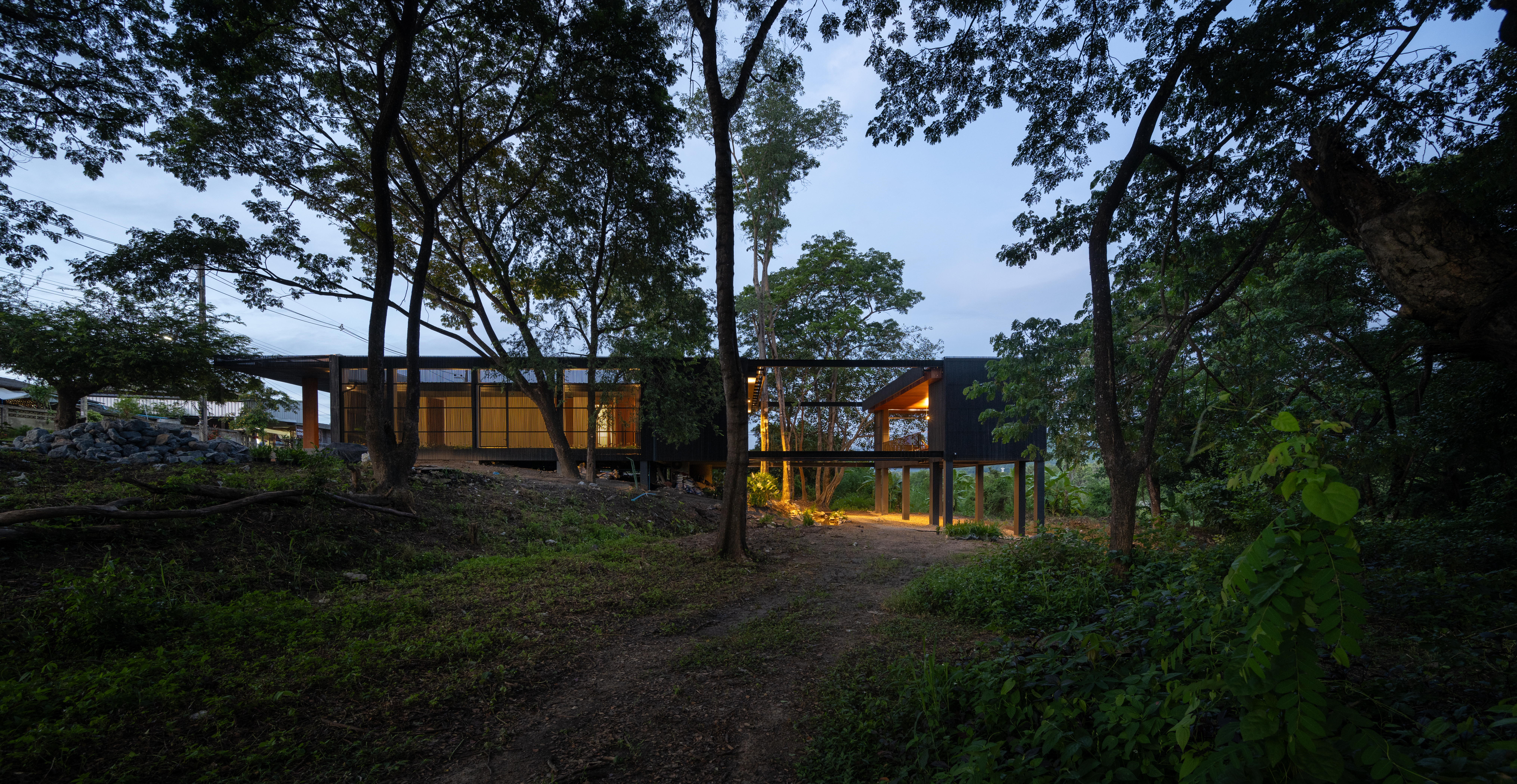 Jomthong Raintree House as A Boundless Home and Natural Observatory