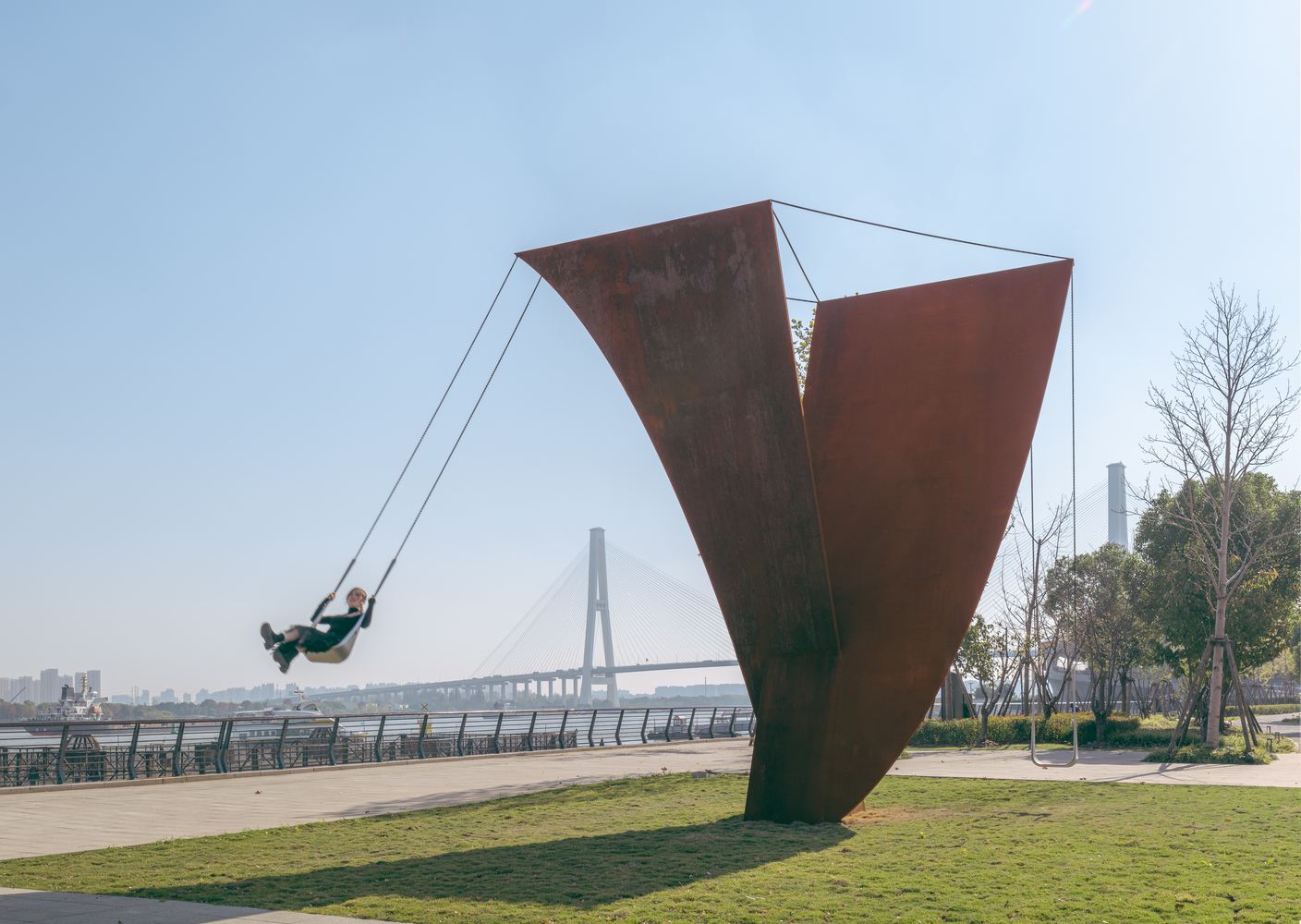 A Criss-crossed Steel Structure by DL Atelier Swings the Stress Away