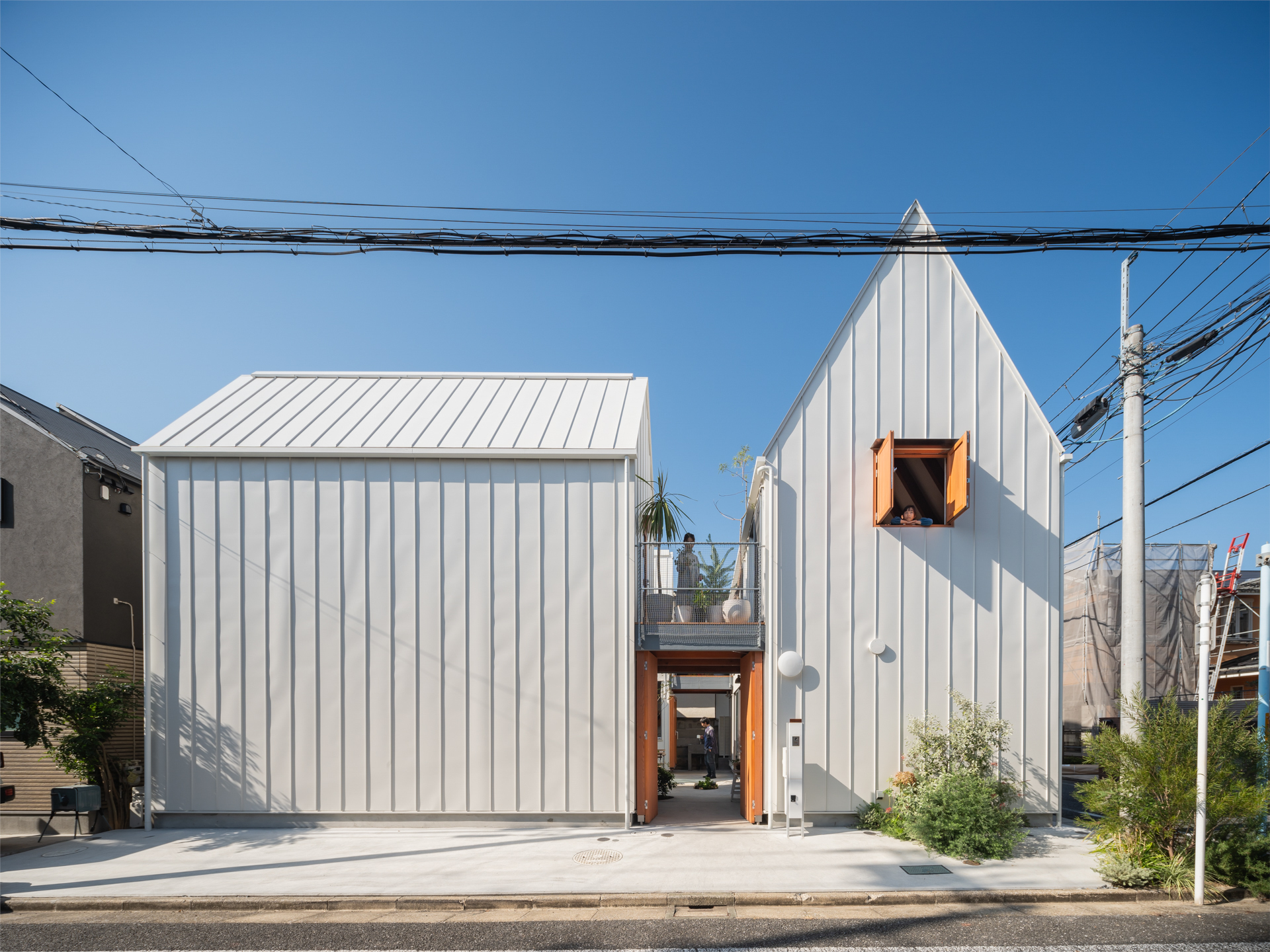 “Little Village” of an Artist Family of Three by Takeshi Hosaka Architects