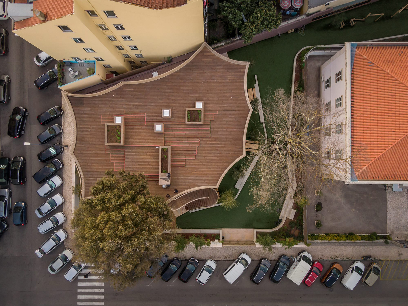 Redbridge School: Aligns Building with Context by ARX Arquitetos