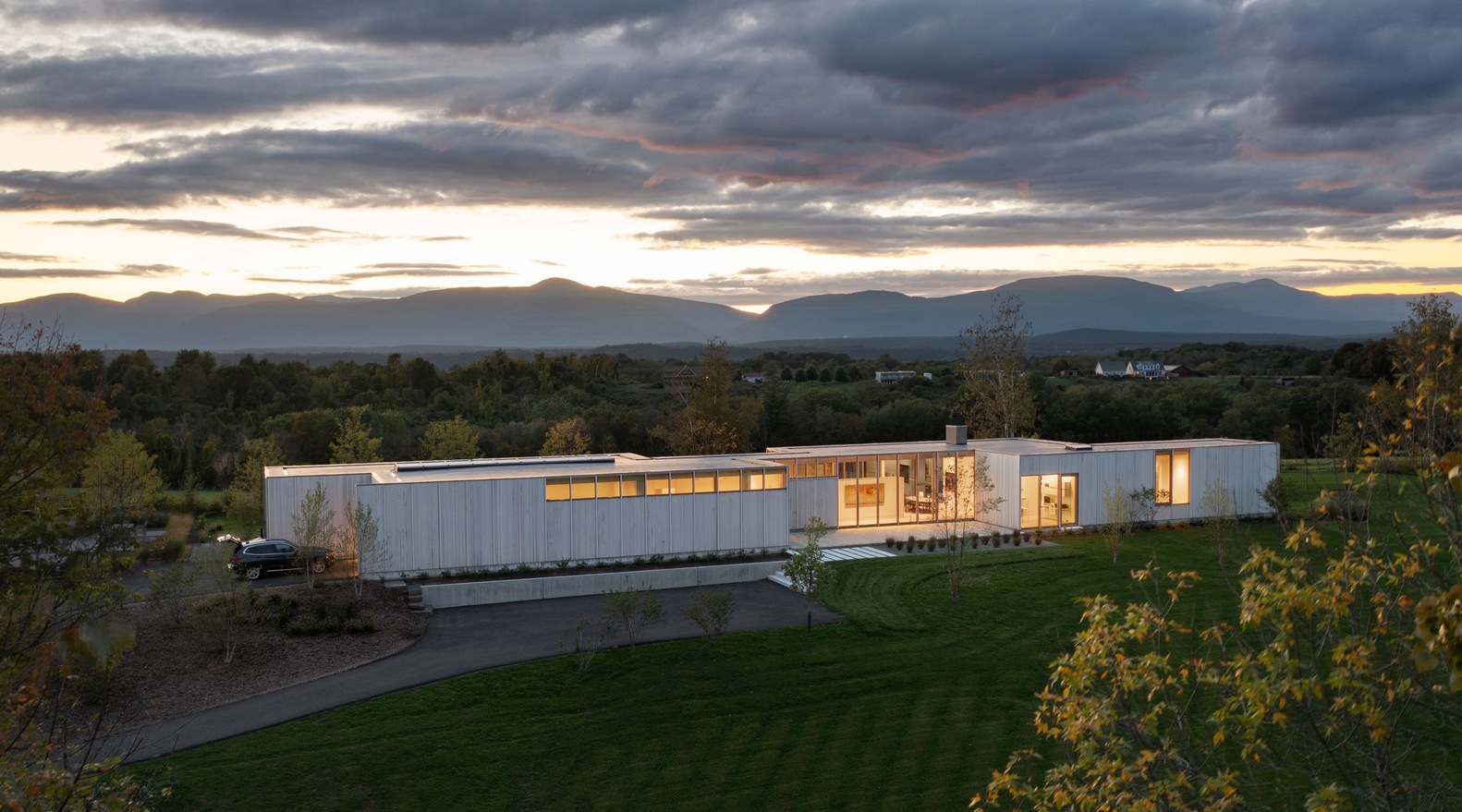 Glowing Glass Box in Hudson Valley by HGX Design