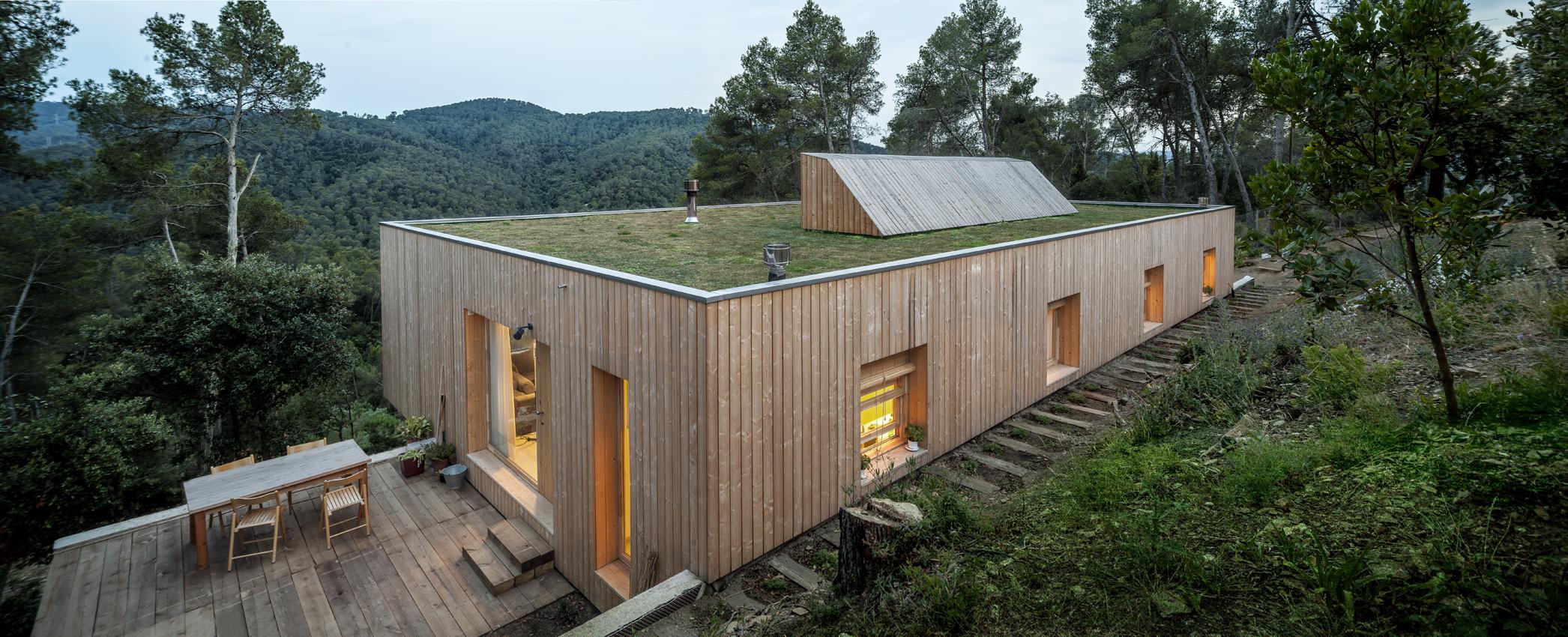 LPP House: Alventosa Morell Architects Bioclimatic Study Applied in a Mountainous Region