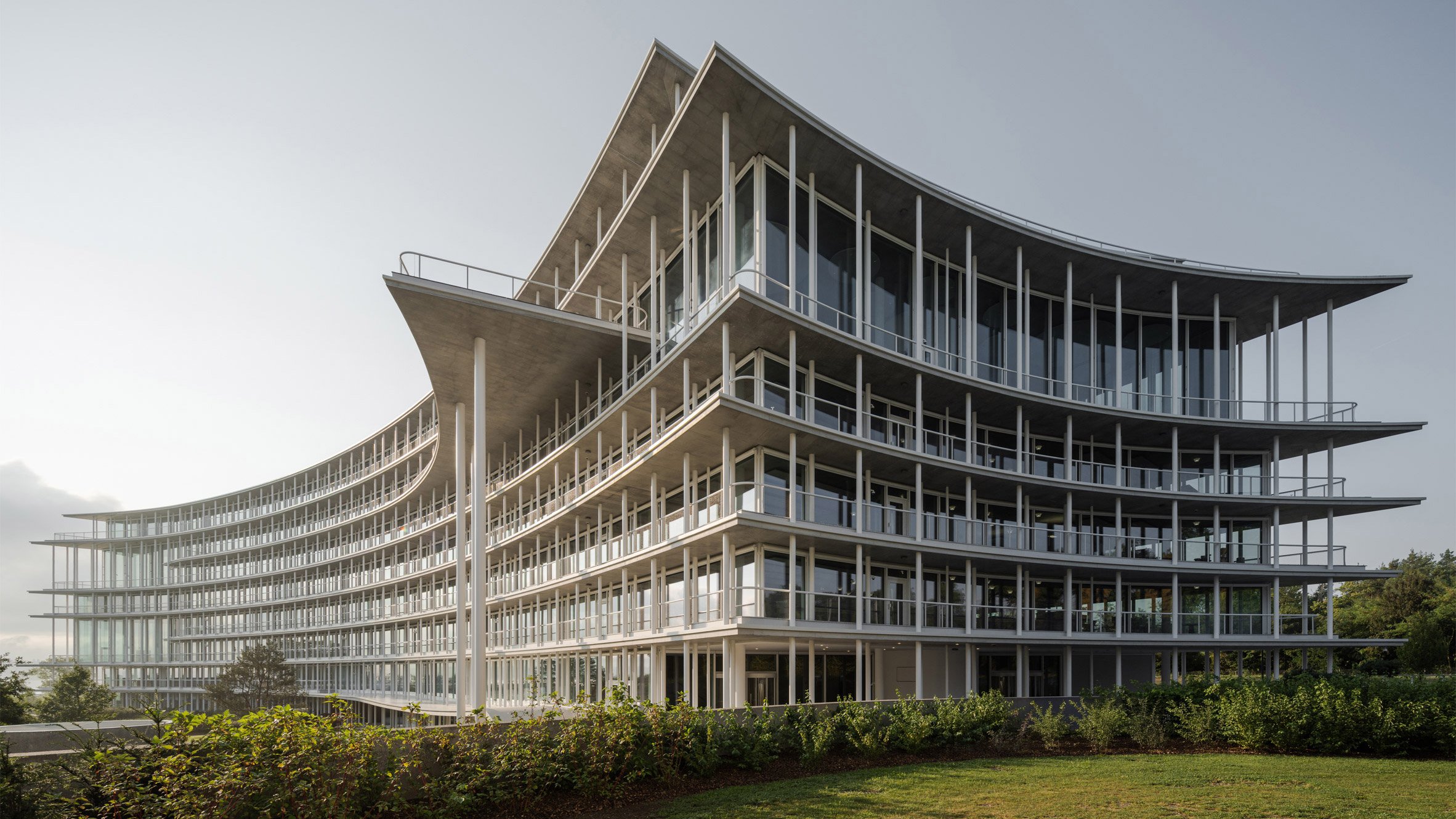 Curved Glass Facade Defines Lombard Odier’s New Headquarters in Geneva