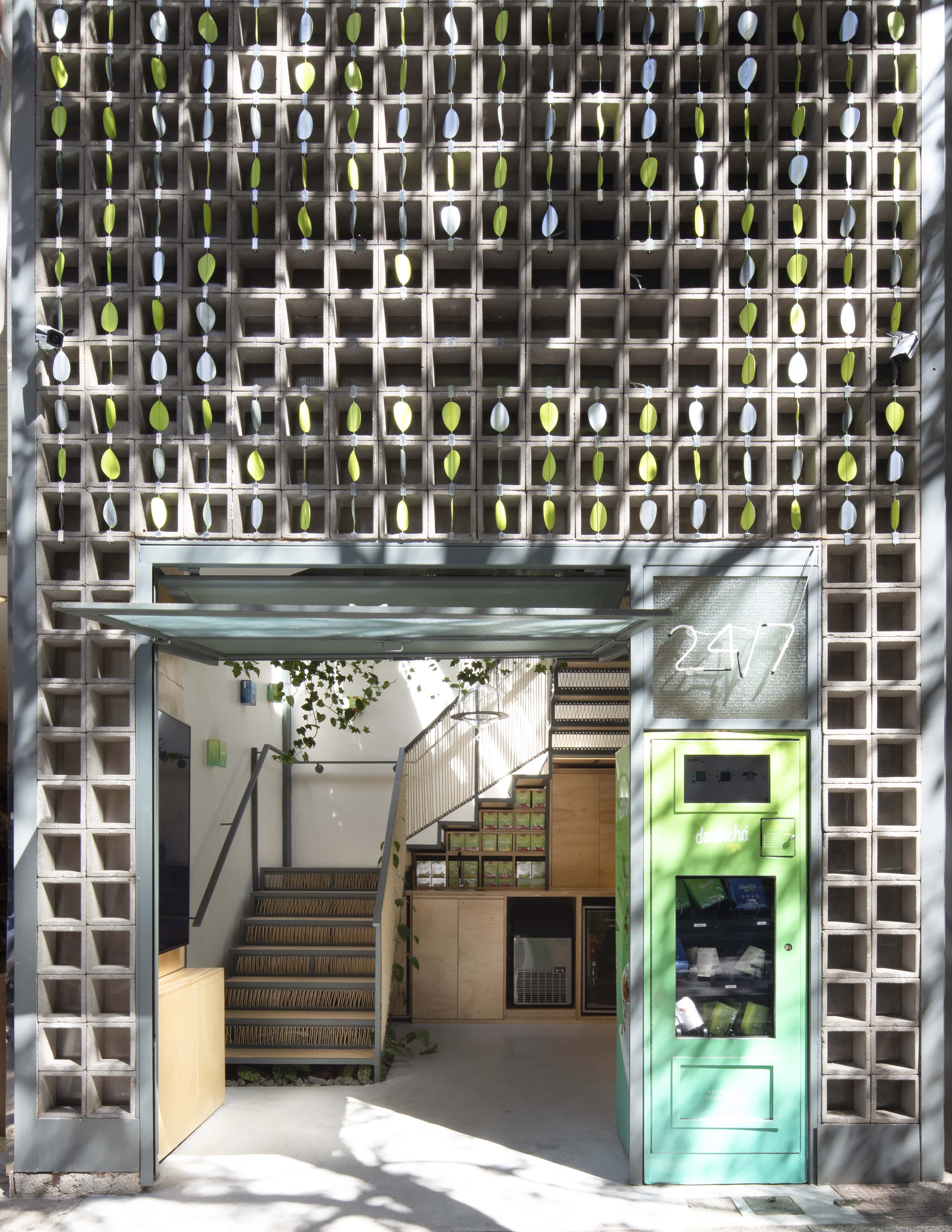 The kinetic facade of DesinchÃ¡ Flagship