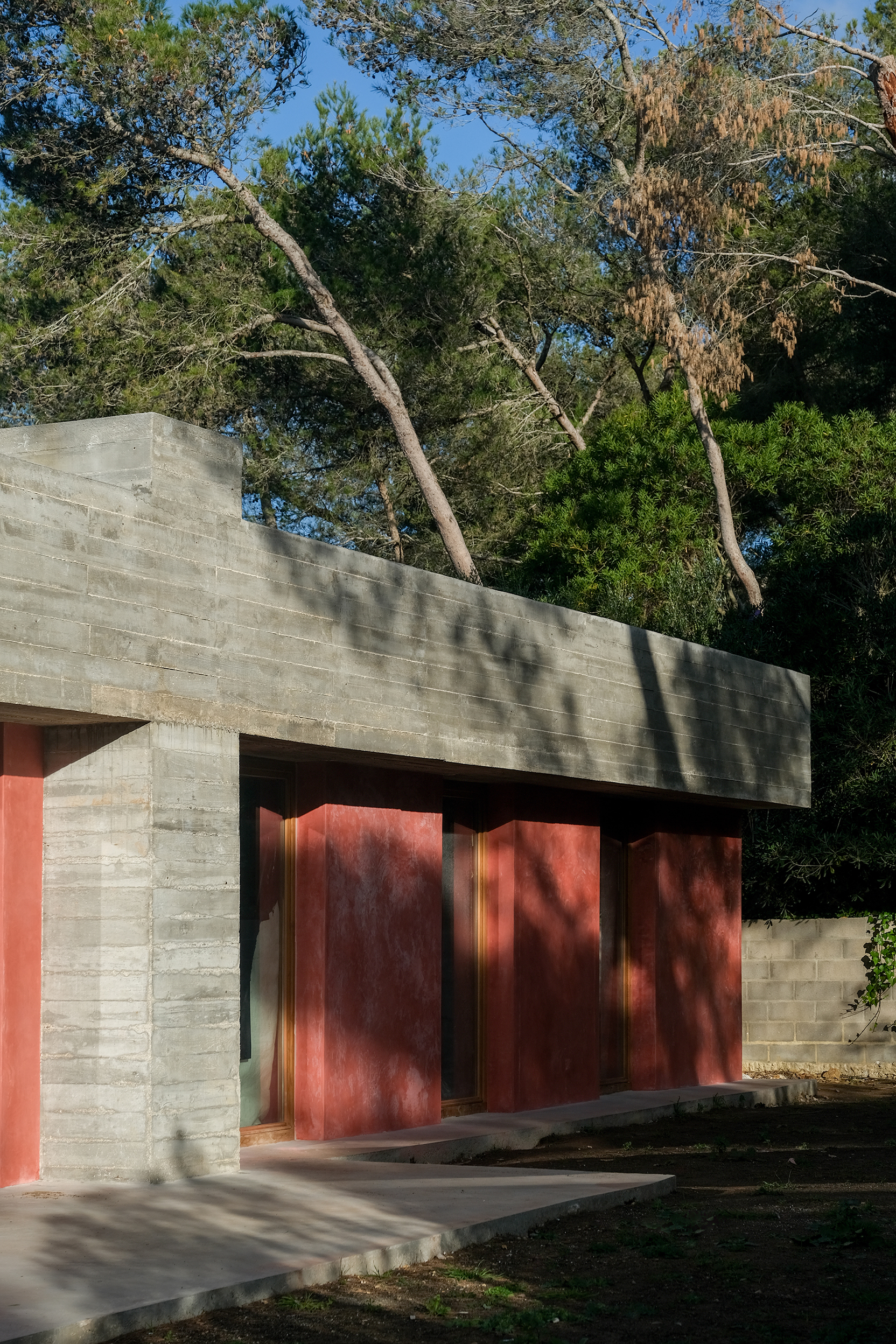 Large reinforced concrete roof structure became the design idea of this house