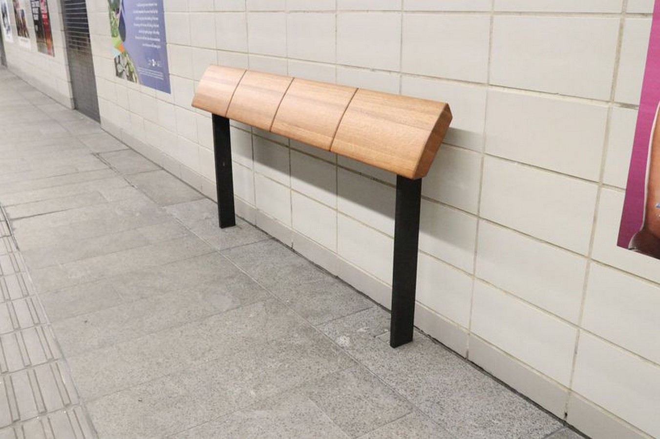 A sloping bar that replaces the function of conventional seating at a bus stop or train station (Image courtesy of Kevin C Downs/New York Daily News)