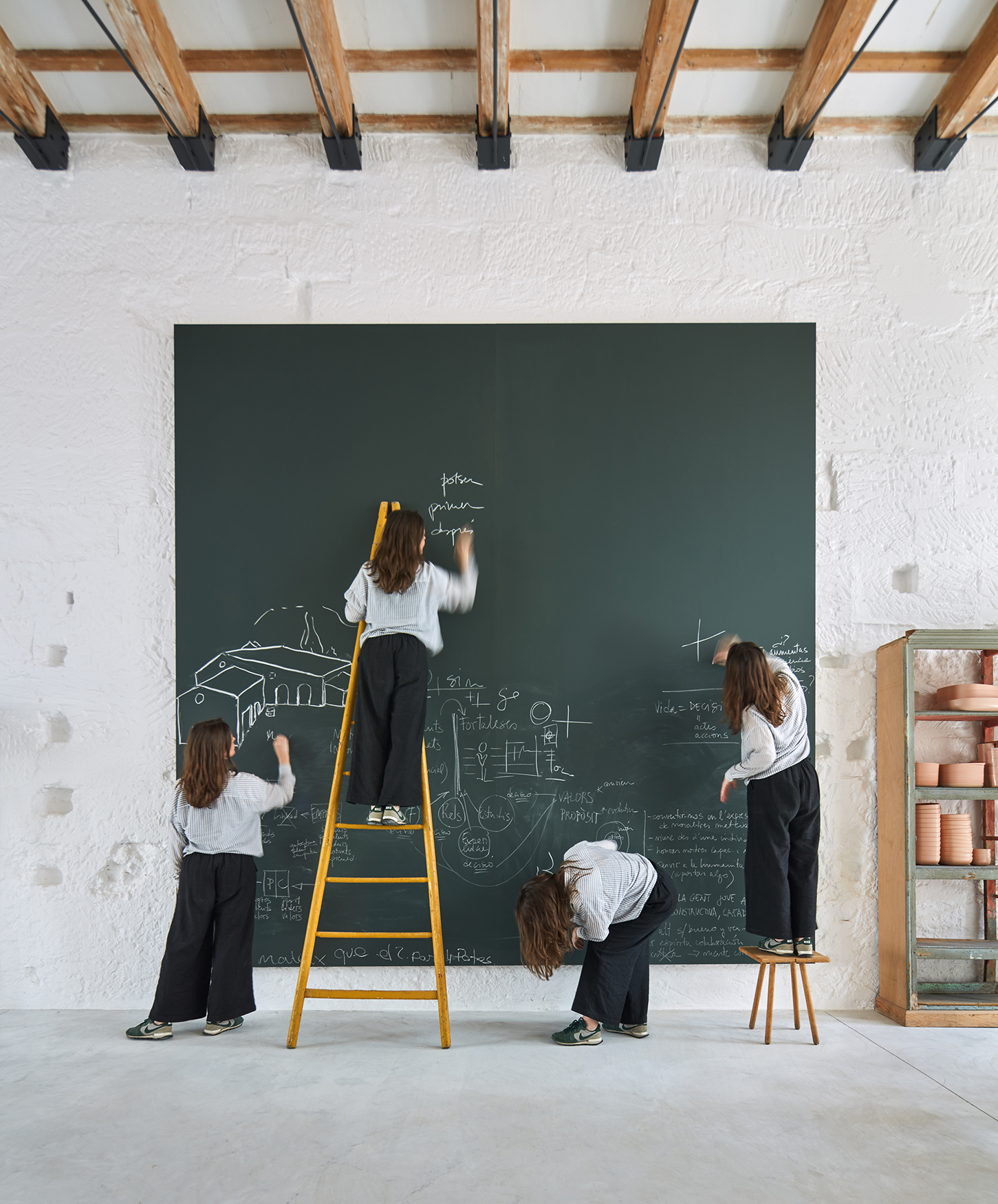 Slate measuring 4x4 meters adds an accent to one of the walls of the house