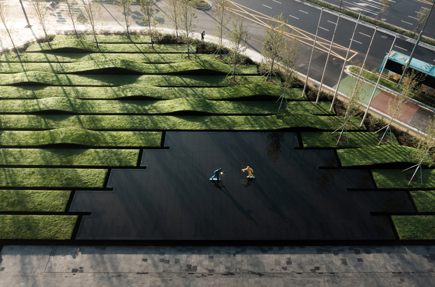 Features in front of the hotel lobby that are the main elements of the garden in welcoming visitors