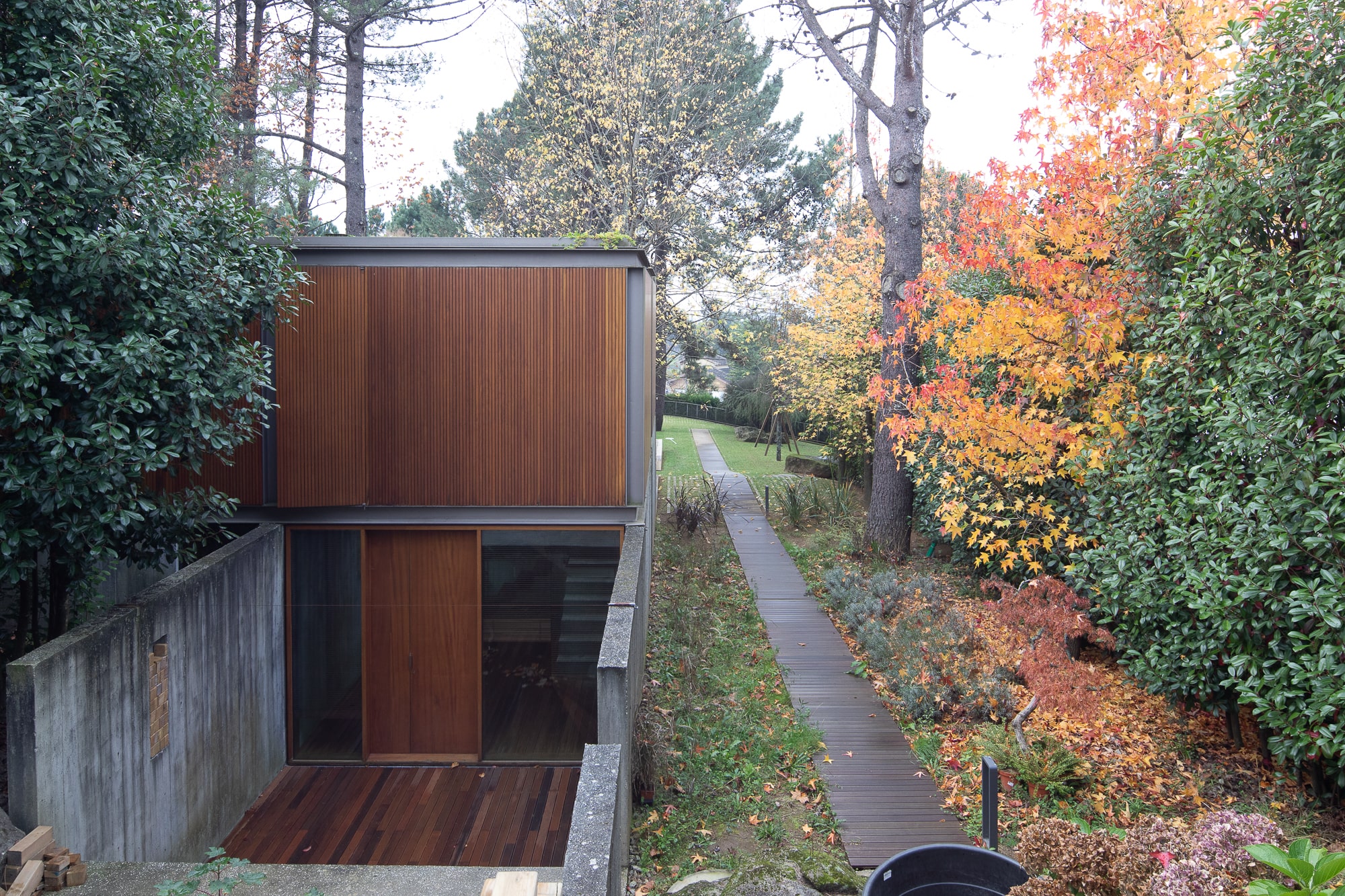 The entrance of the IcoarÃ© House is under the street because its design tries to adapt to the contours of its soil