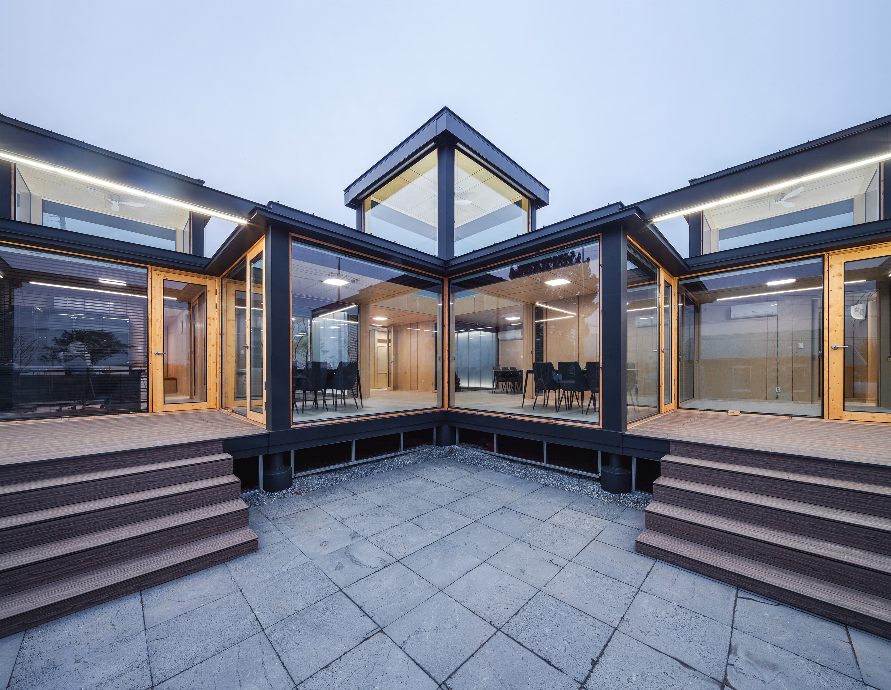 With a faÃ§ade of transparent glass, the Living Room of Mae-An-Geo becomes more open from the outside