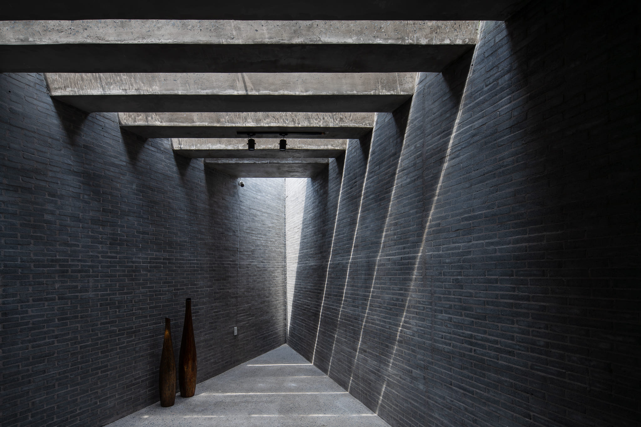 The exhibition space is able to create a dramatic atmosphere thanks to the rows of skylights on the ceiling that are not shaded by the roof of the building