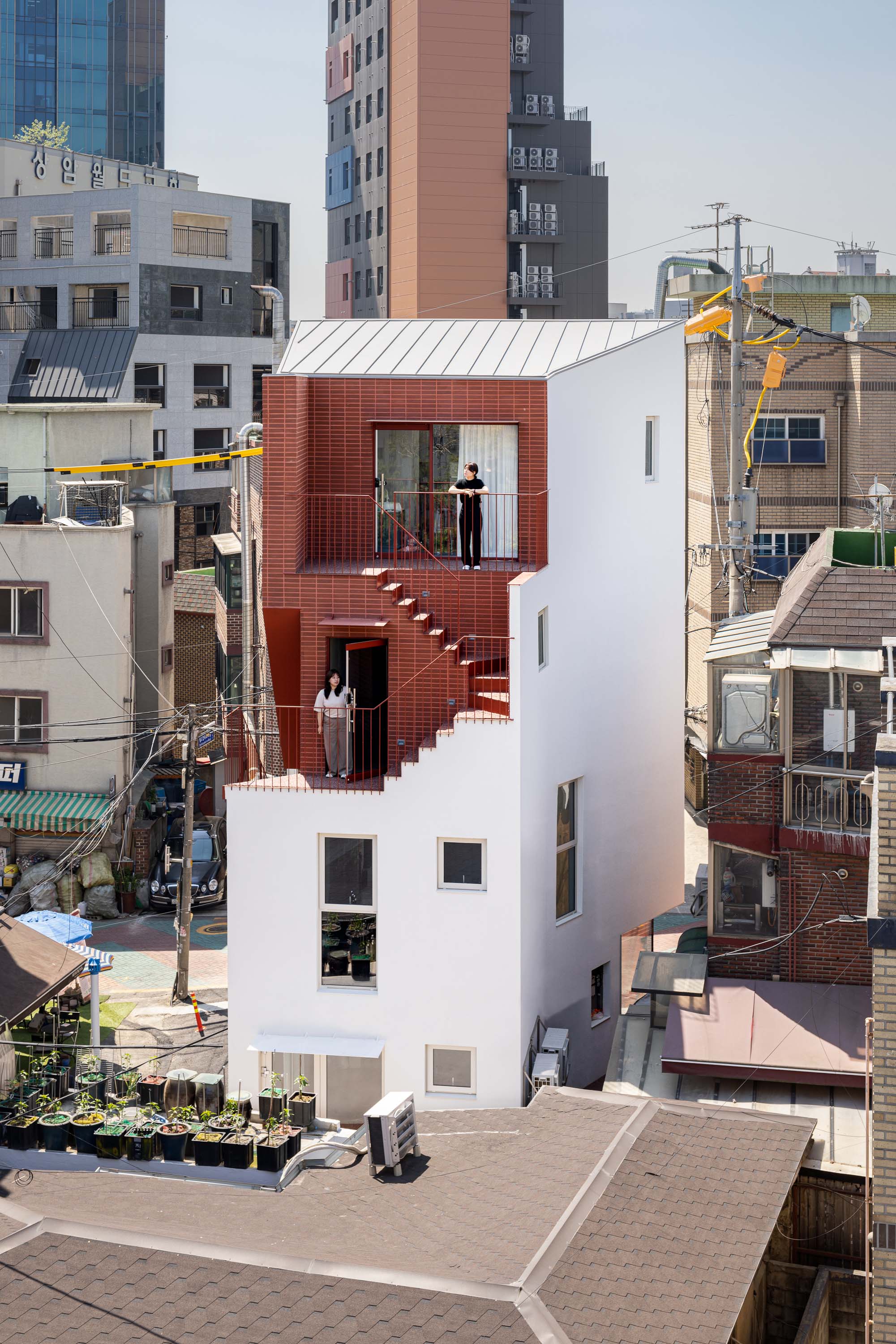 The rear faÃ§ade of the Red Hole covered by red brick tiles manages to give character to this commercial building