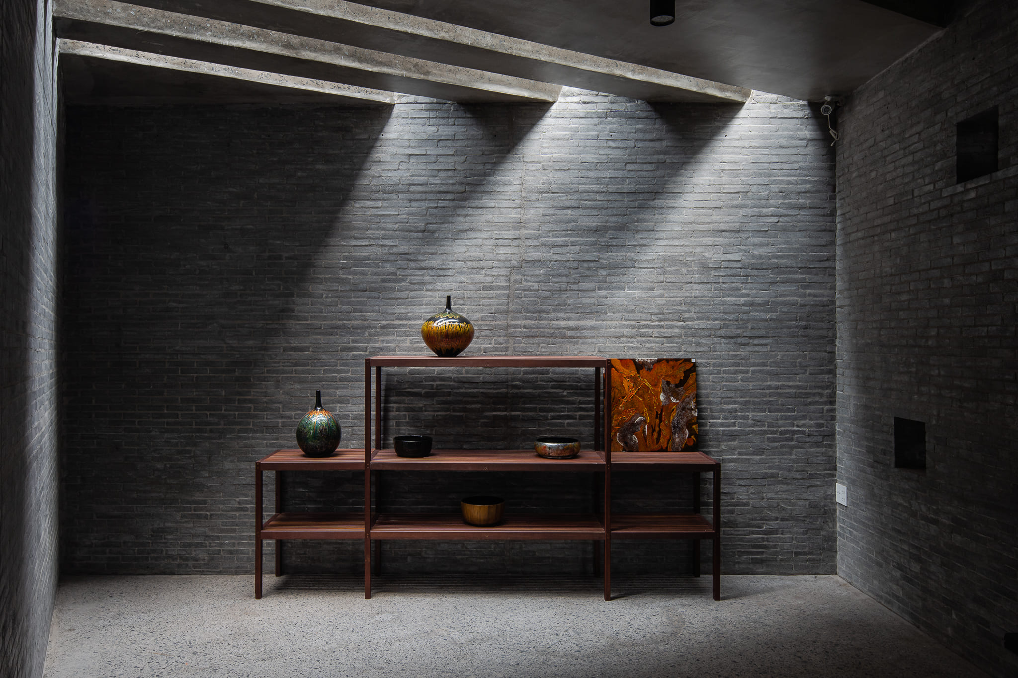 In another exhibition space, rows of skylights can also be found but with a configuration that follows the shape of the space