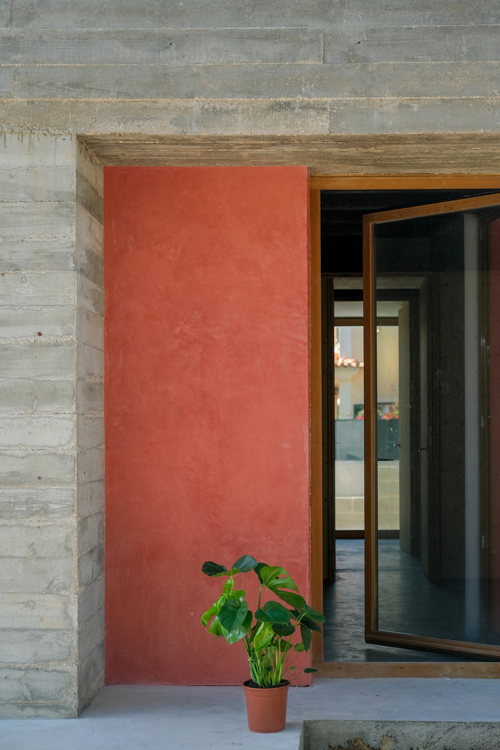 Finishing touches with red pigmented lime for the outer walls of the house