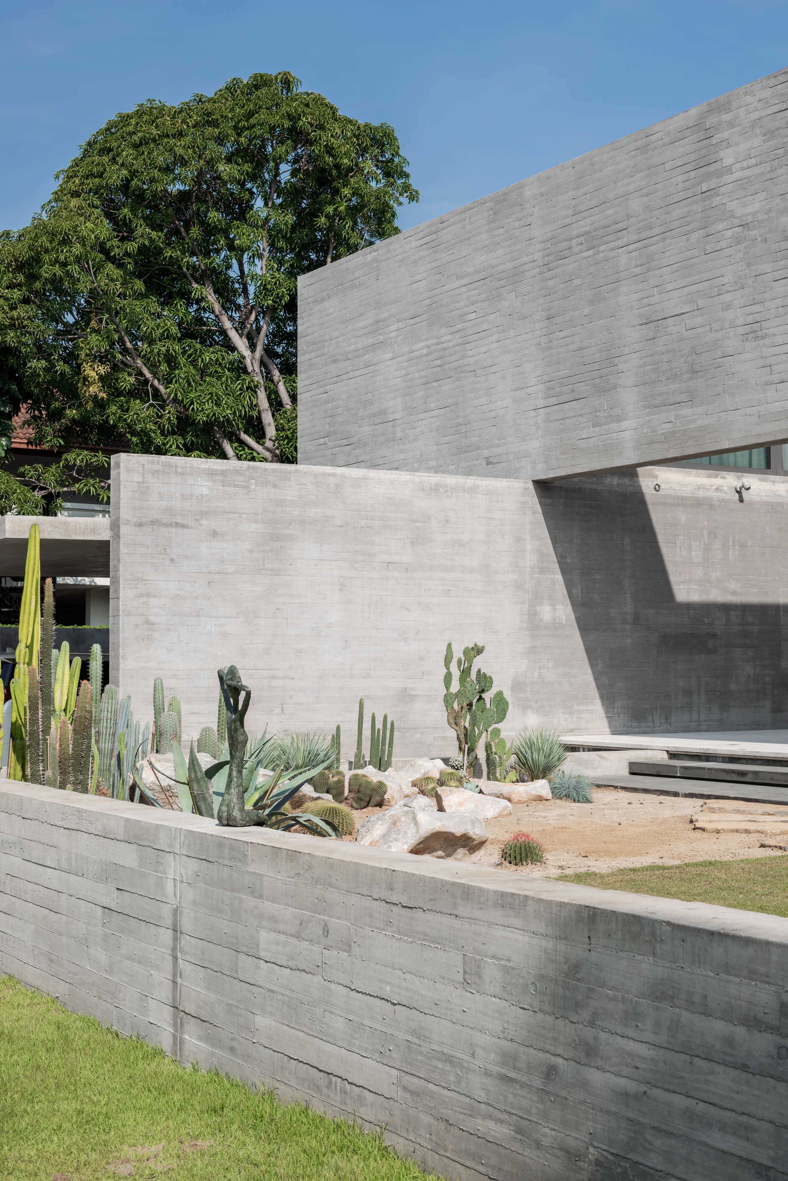 Each concrete plane intersects to form the spaces of the house and supports the main structural system