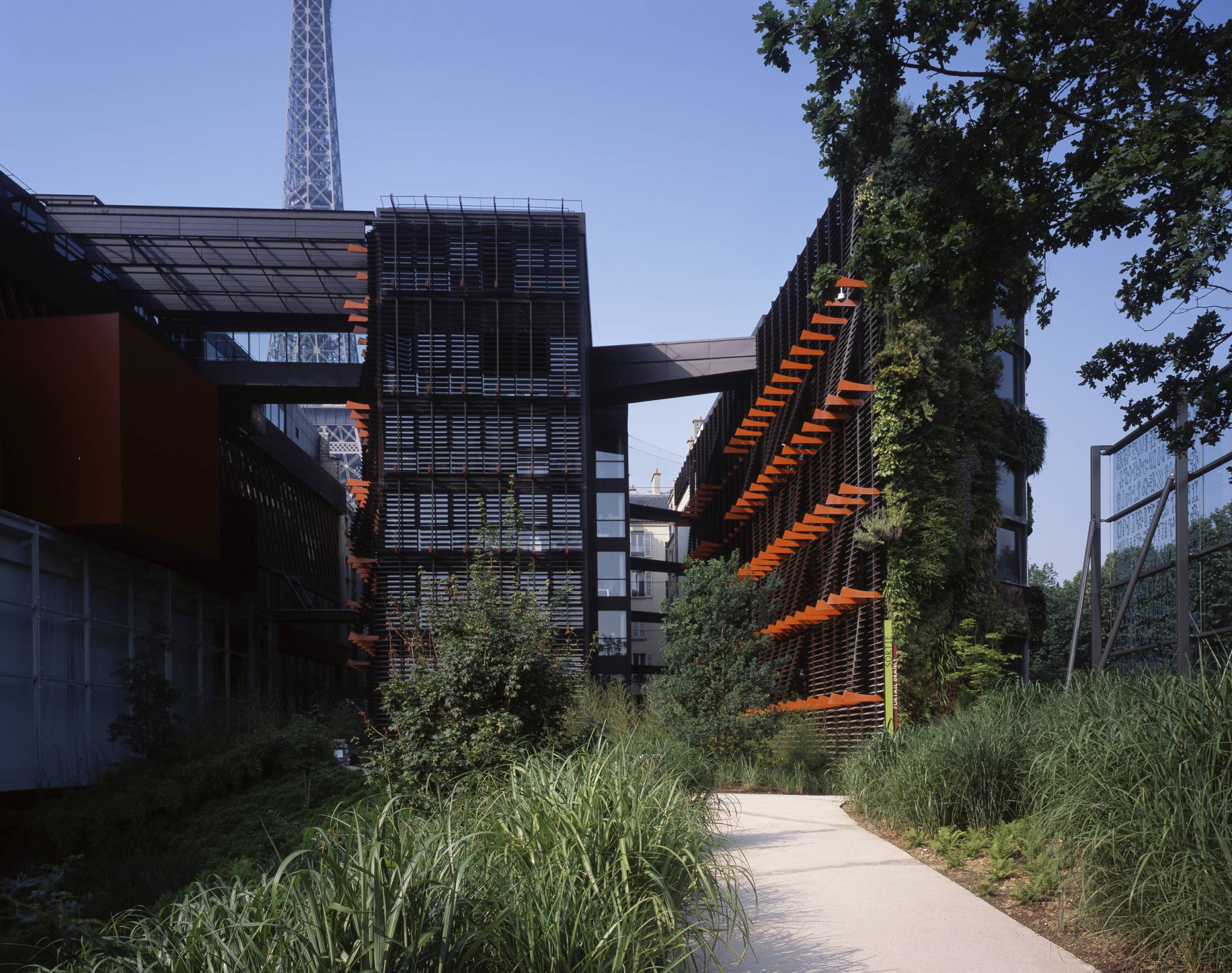 The MusÃ©e du Quai Branly's front yard