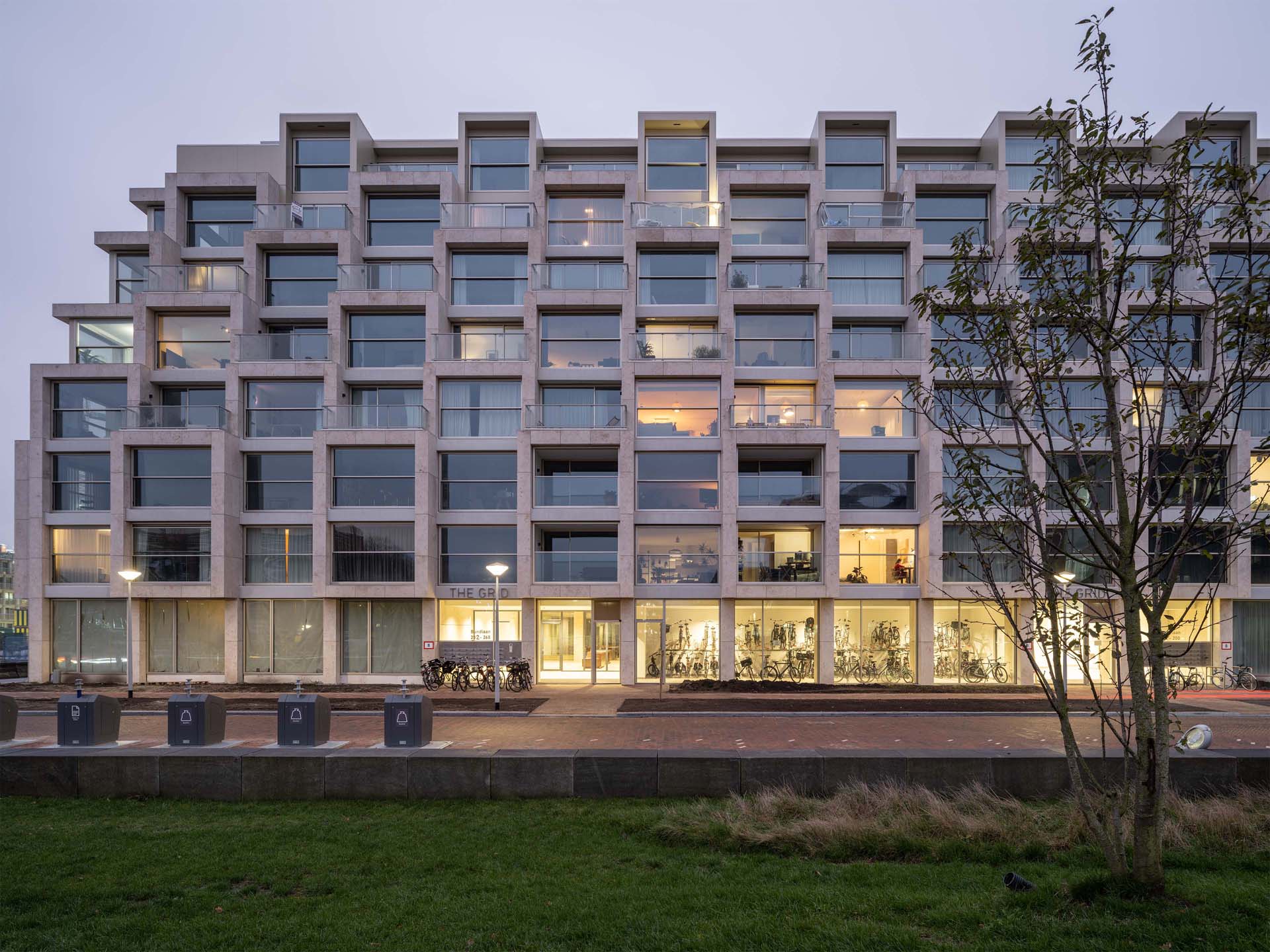 The 'transparent' lobby on the ground floor is not only a living room but also directs people's views from the street to the courtyard of The Grid