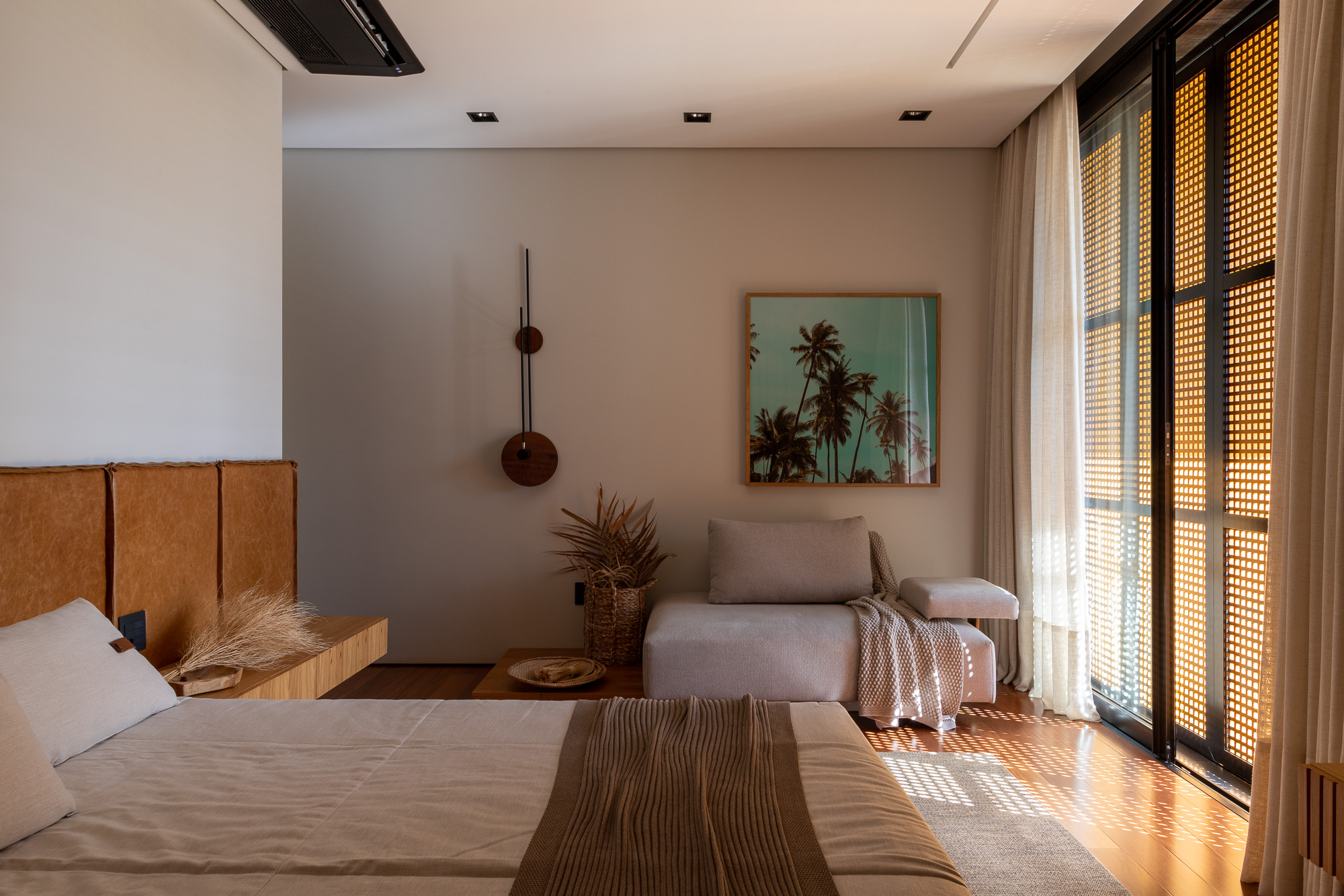 The bedroom on the upper floor can still feel thermal comfort and privacy due to the wooden brises facade