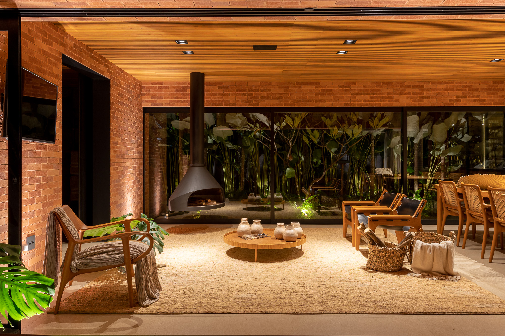 Lounge with fireplace that continues the life of the gourmet room