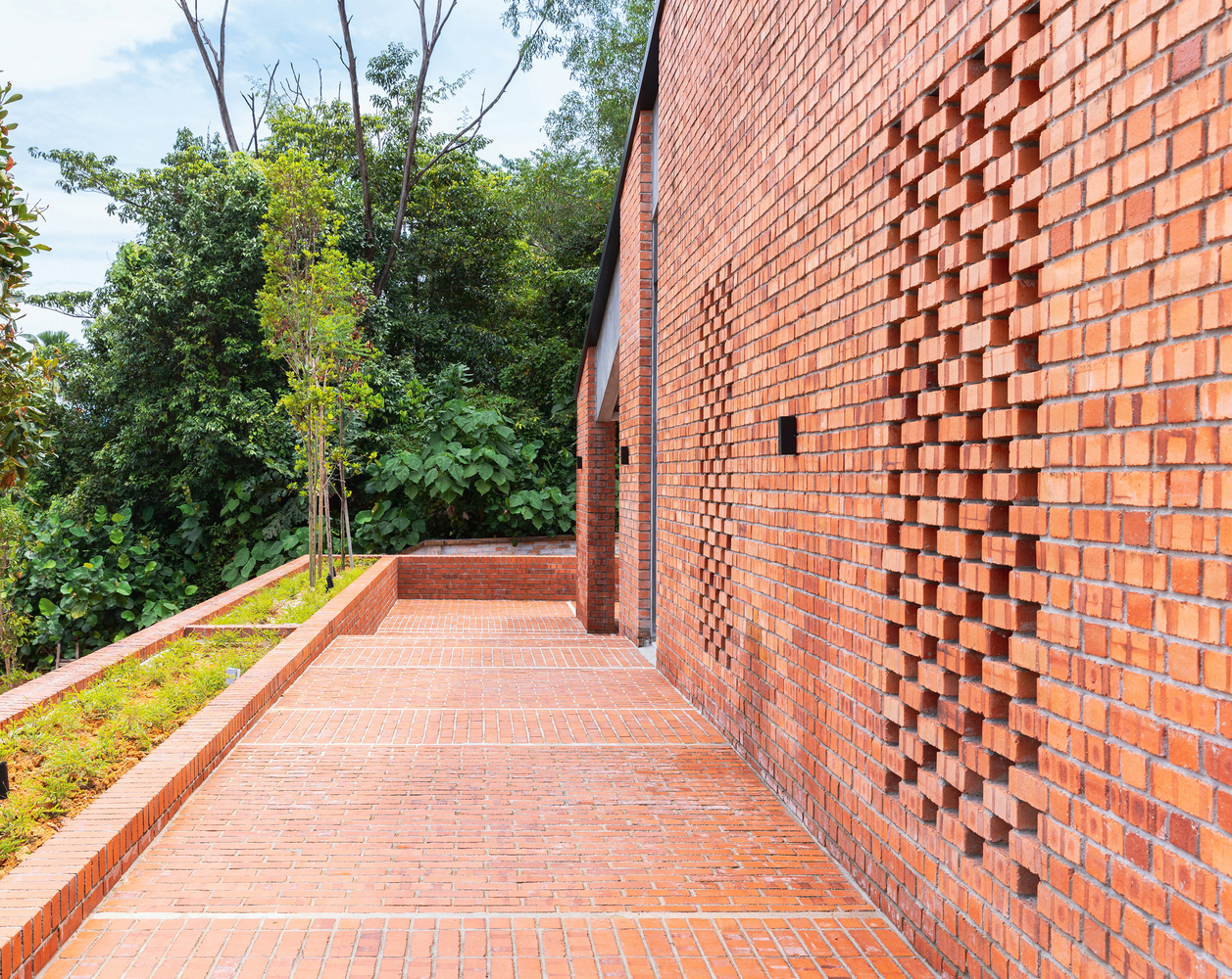 The 181Chambers Office's terraces surrounded with greenery