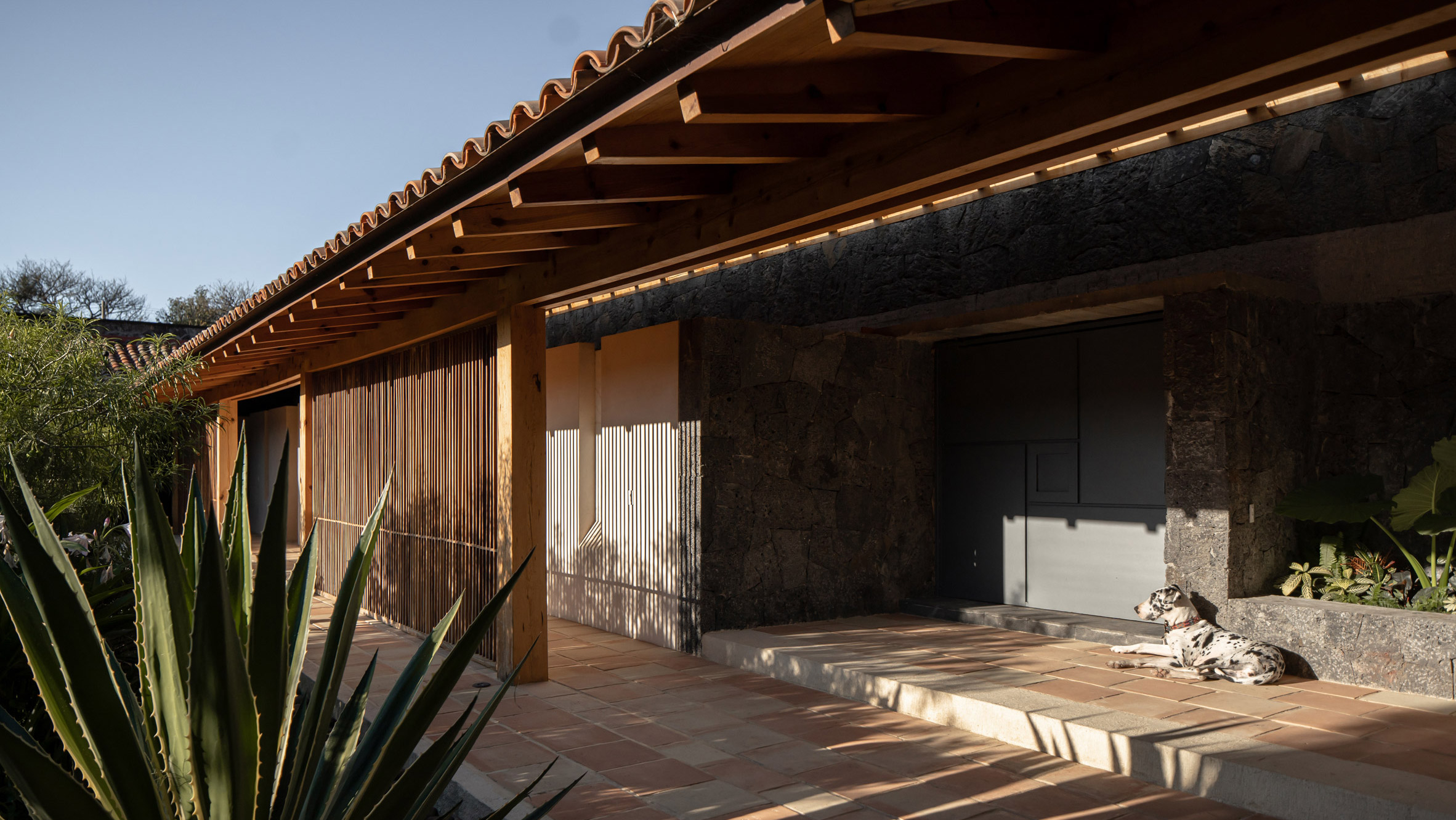 La Hacienda JardÃ­n Interprets Mexican Hacienda Architecture as a Weekend Home